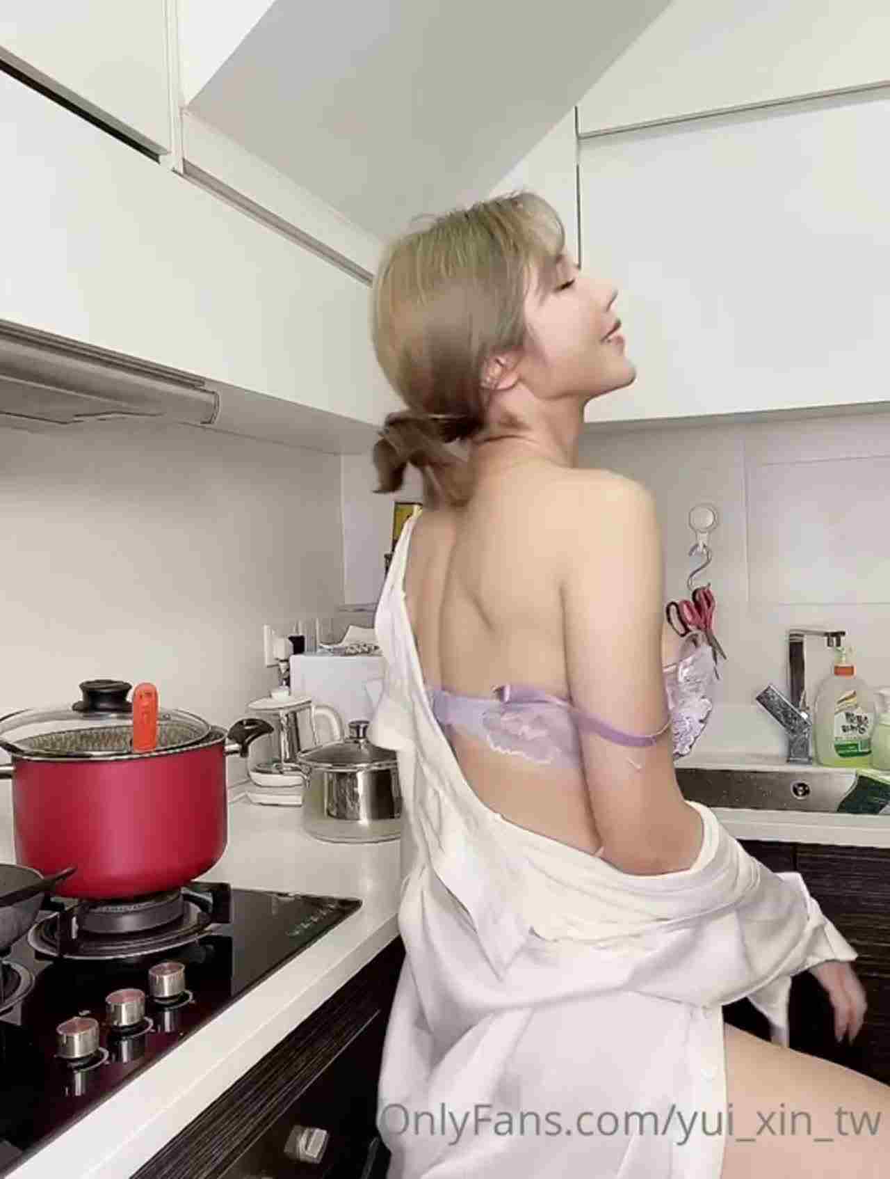  星国辛尤里 厨房正妹小厨娘 的剧照9