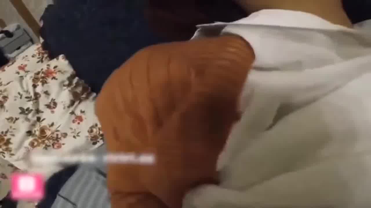  国产swag 黑丝OL硬上外送小哥 的剧照2