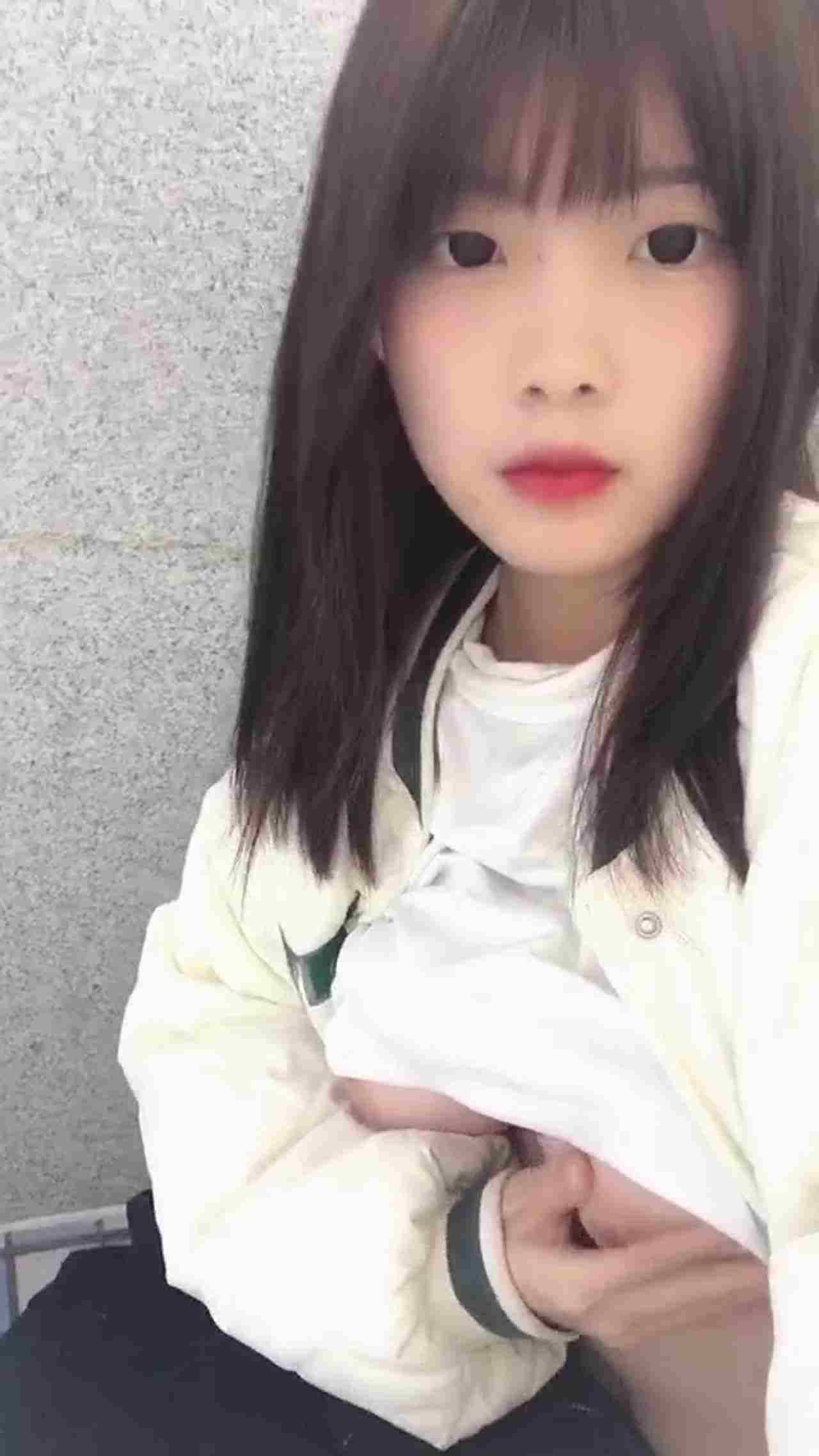  卡哇伊学生妹水手服捏奶自慰 的剧照2