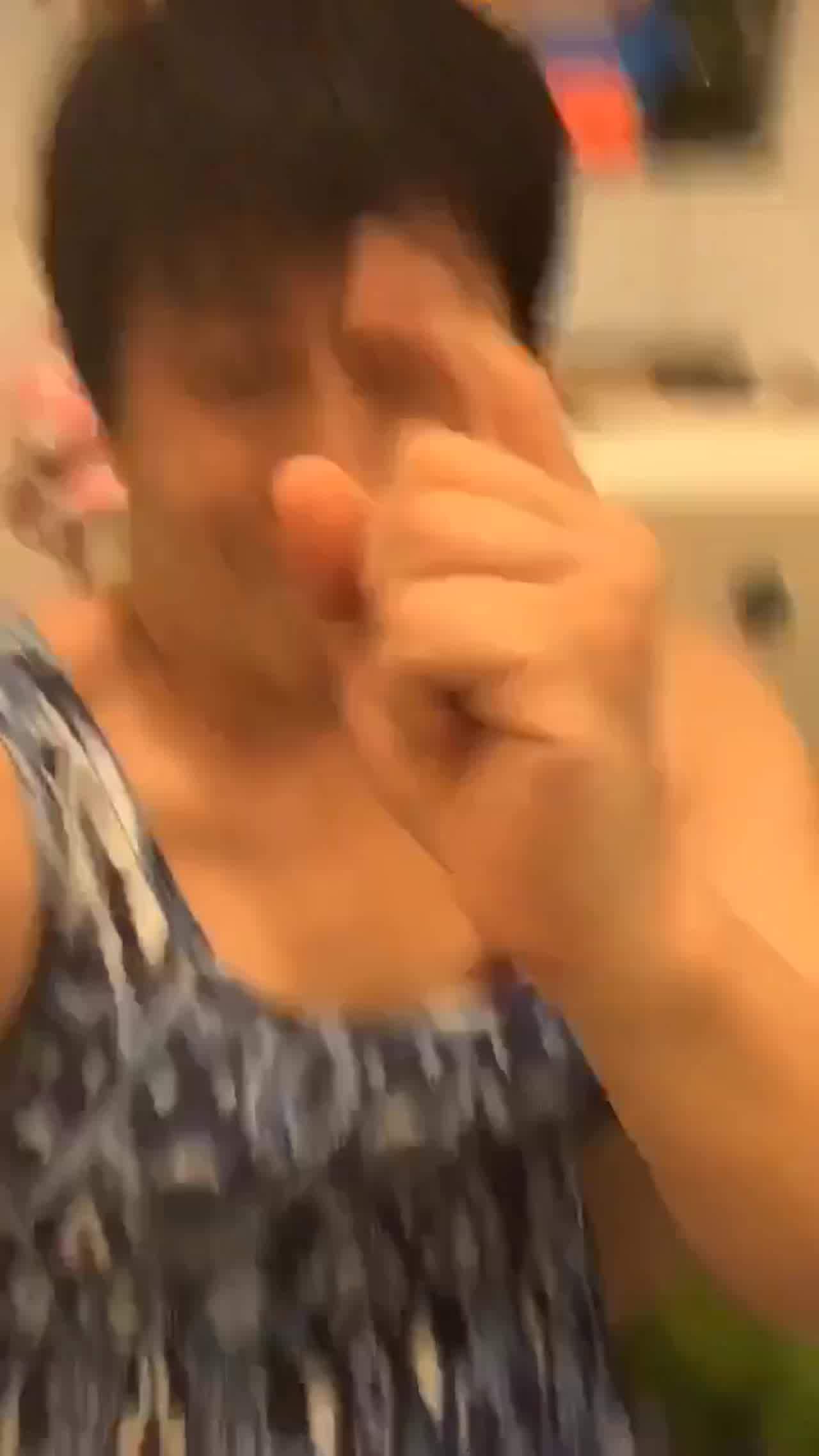  男友为了女友男扮女装自拍性爱影片 的剧照9