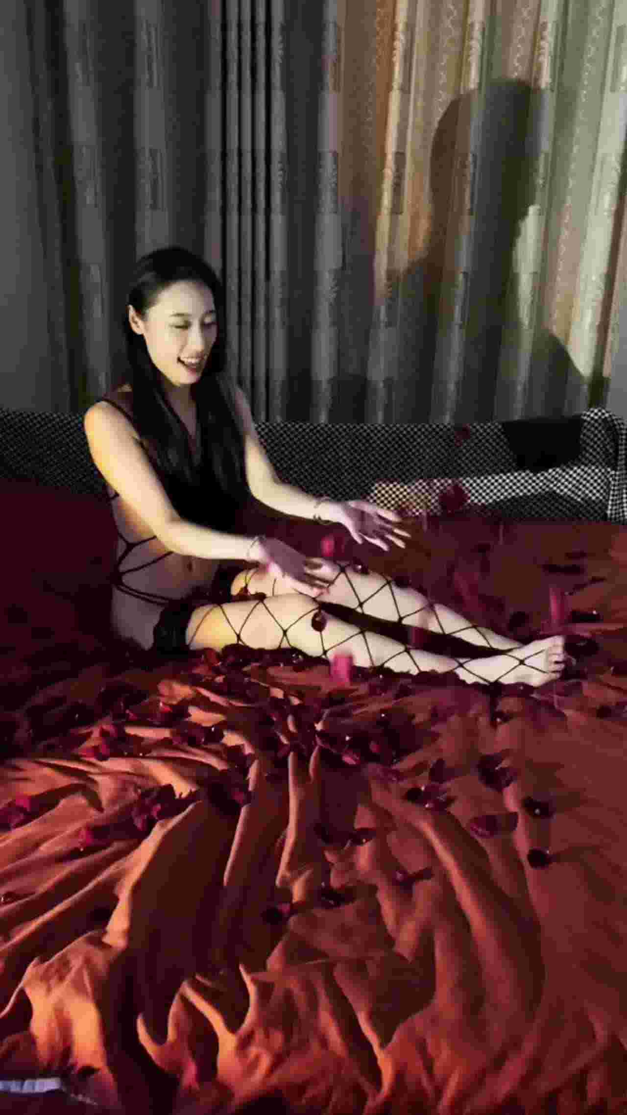  女神网袜用脸接精液 的剧照6