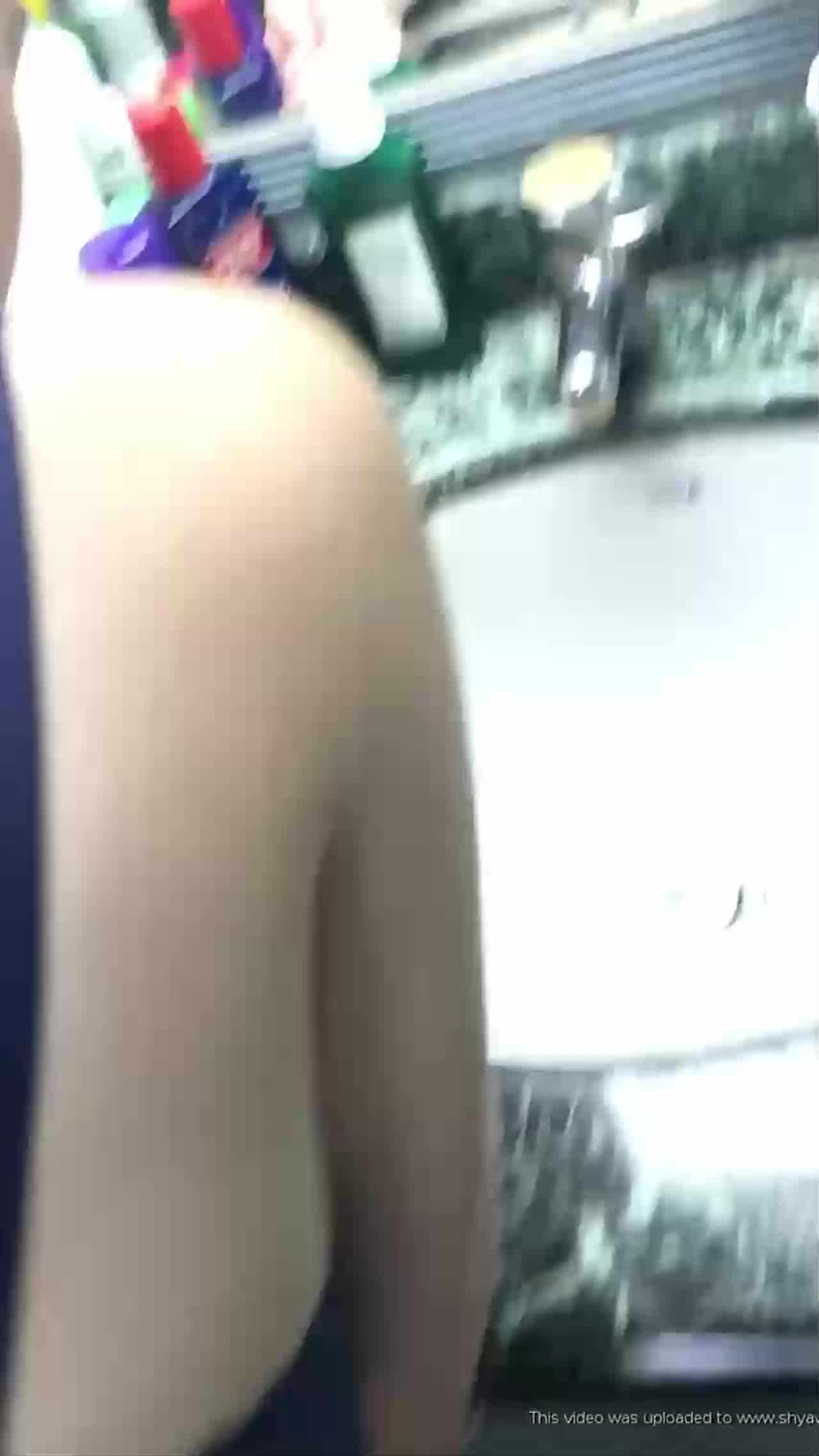  淫荡情侣厕所浴台站立后入抽插 气氛很不错 的剧照7