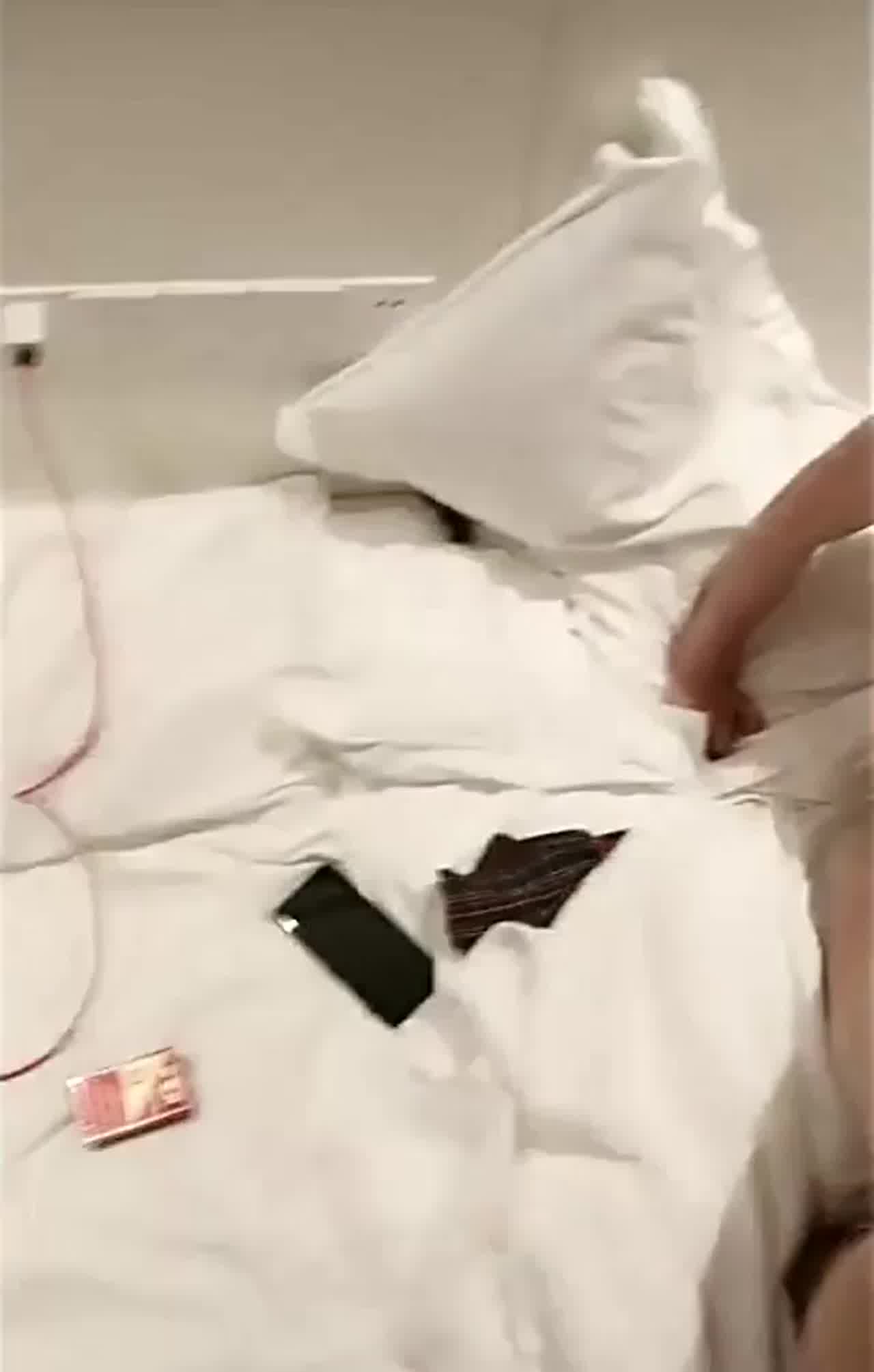  小花旦萌妹子和2男玩3P 的剧照6