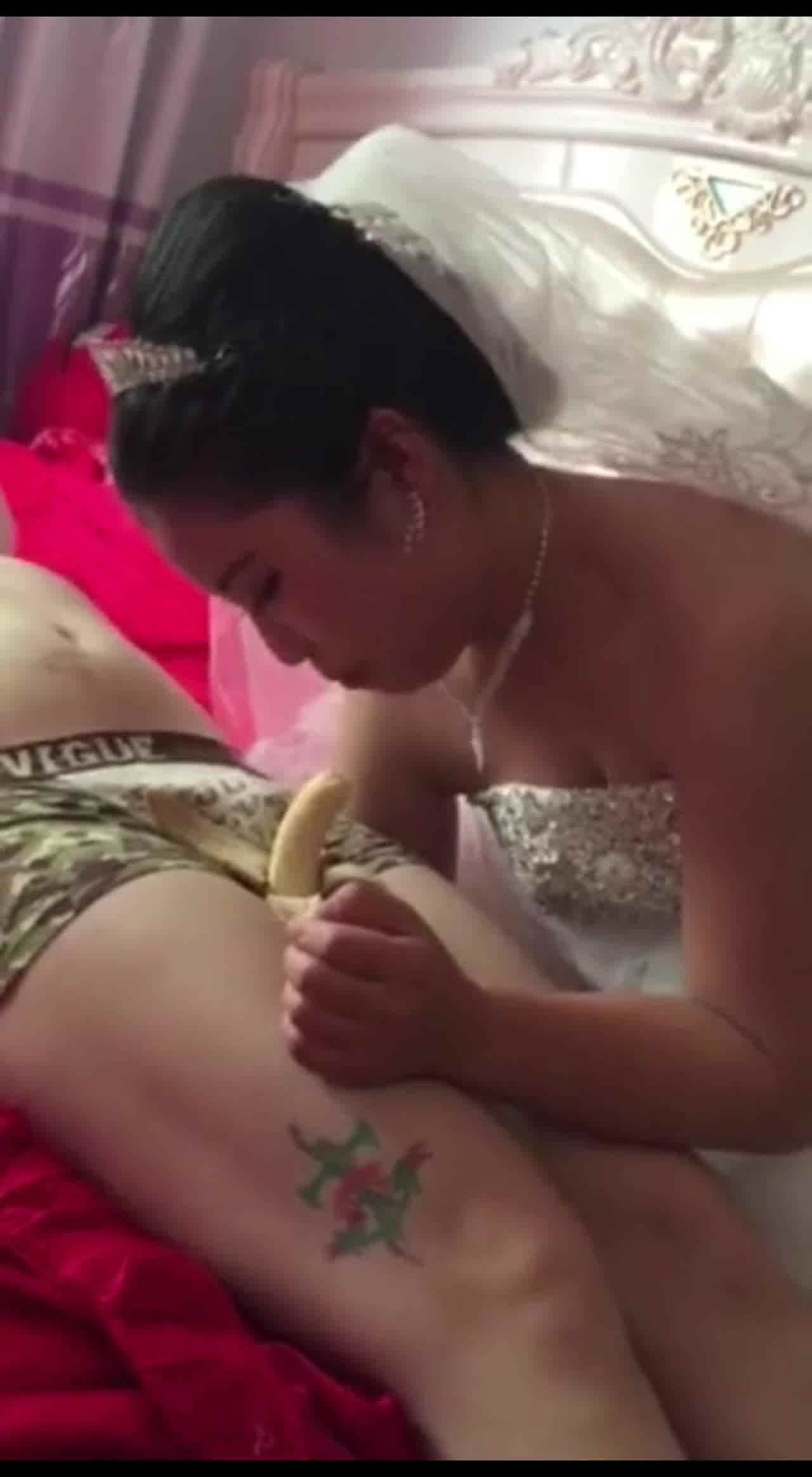  【低俗婚闹】某些地区的低俗闹婚，多人强上猥亵侮辱伴娘，亲朋好友还跟着一起起哄，还让跟口交一样口香蕉 的剧照5
