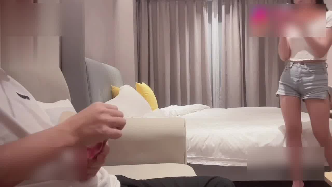  劲爆身材雪白滑嫩，18岁少女-清纯反差床上超淫荡，吹箫含玉，加速猛砸粉穴，堪称极品，真是超值啊！ 的剧照8