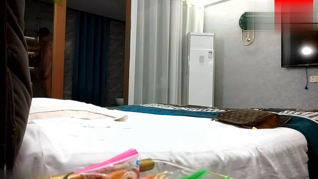  会所美腿极品技师，毒龙乳推服务周到，扛起大长腿爆操 的剧照2