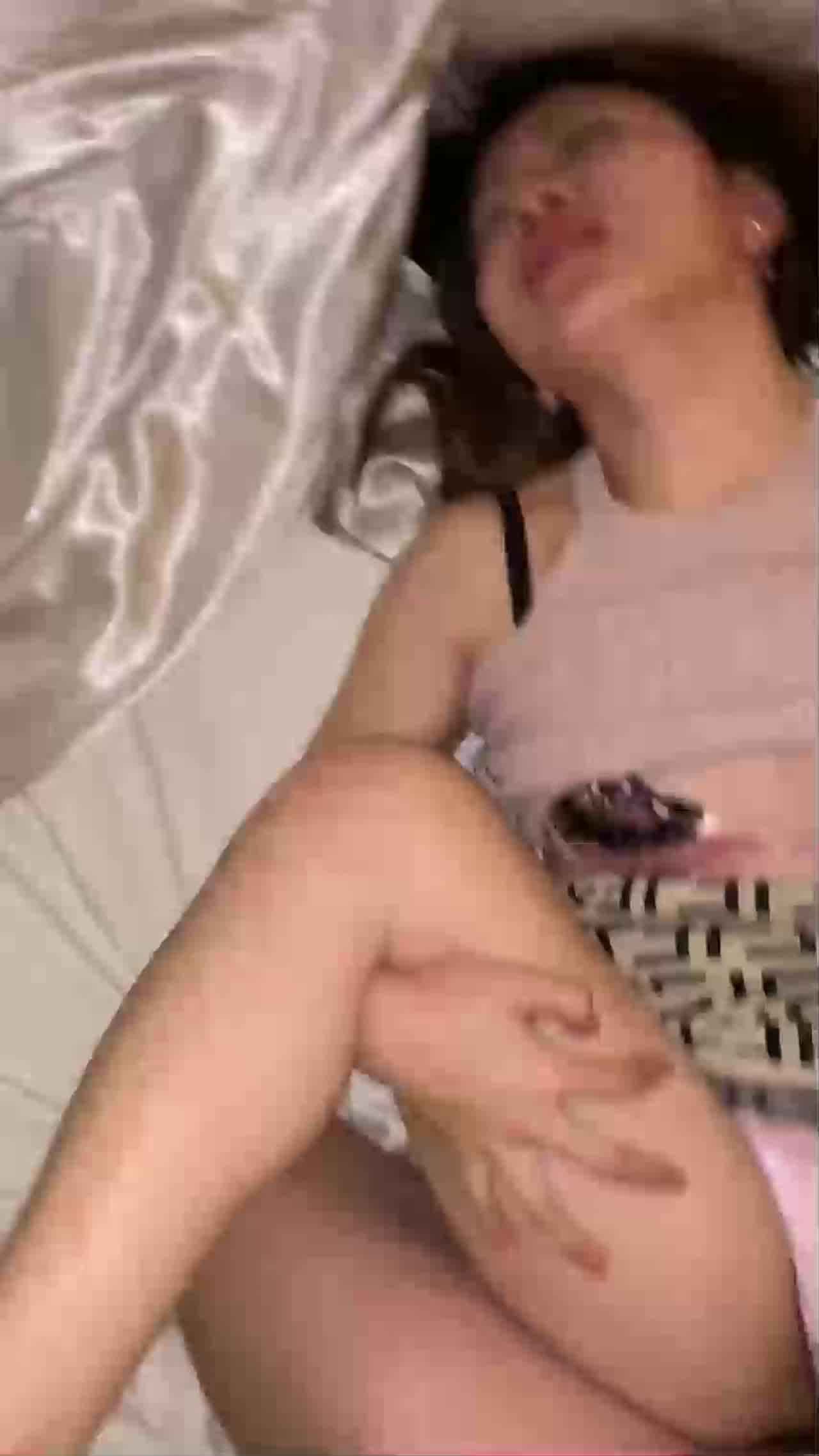  无套露脸极品淫荡少妇疯狂抽插骚穴第一视角 的剧照9