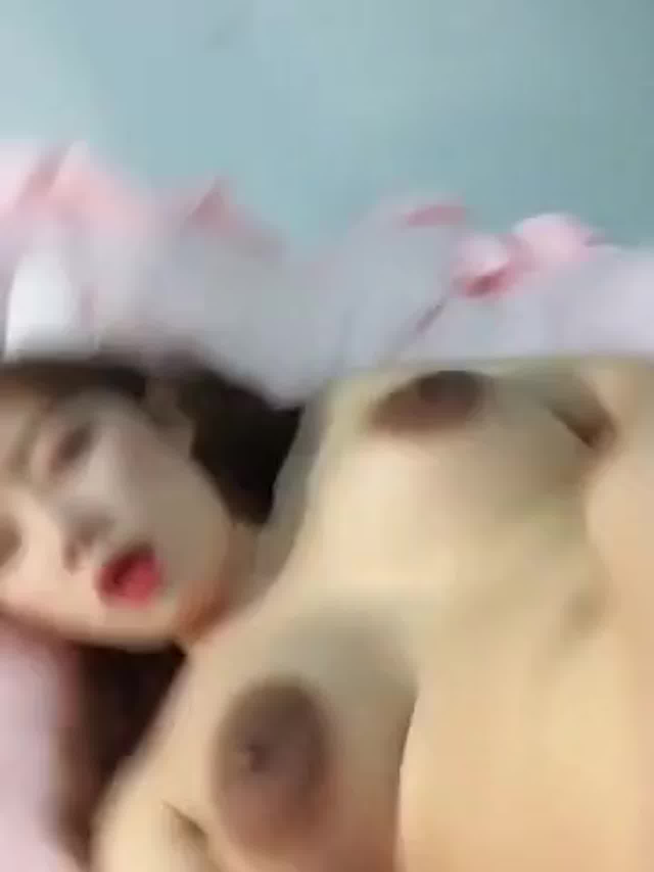  高颜值大乳晕萌妹子带着可爱耳朵性感黑丝睡衣脱光光 的剧照4