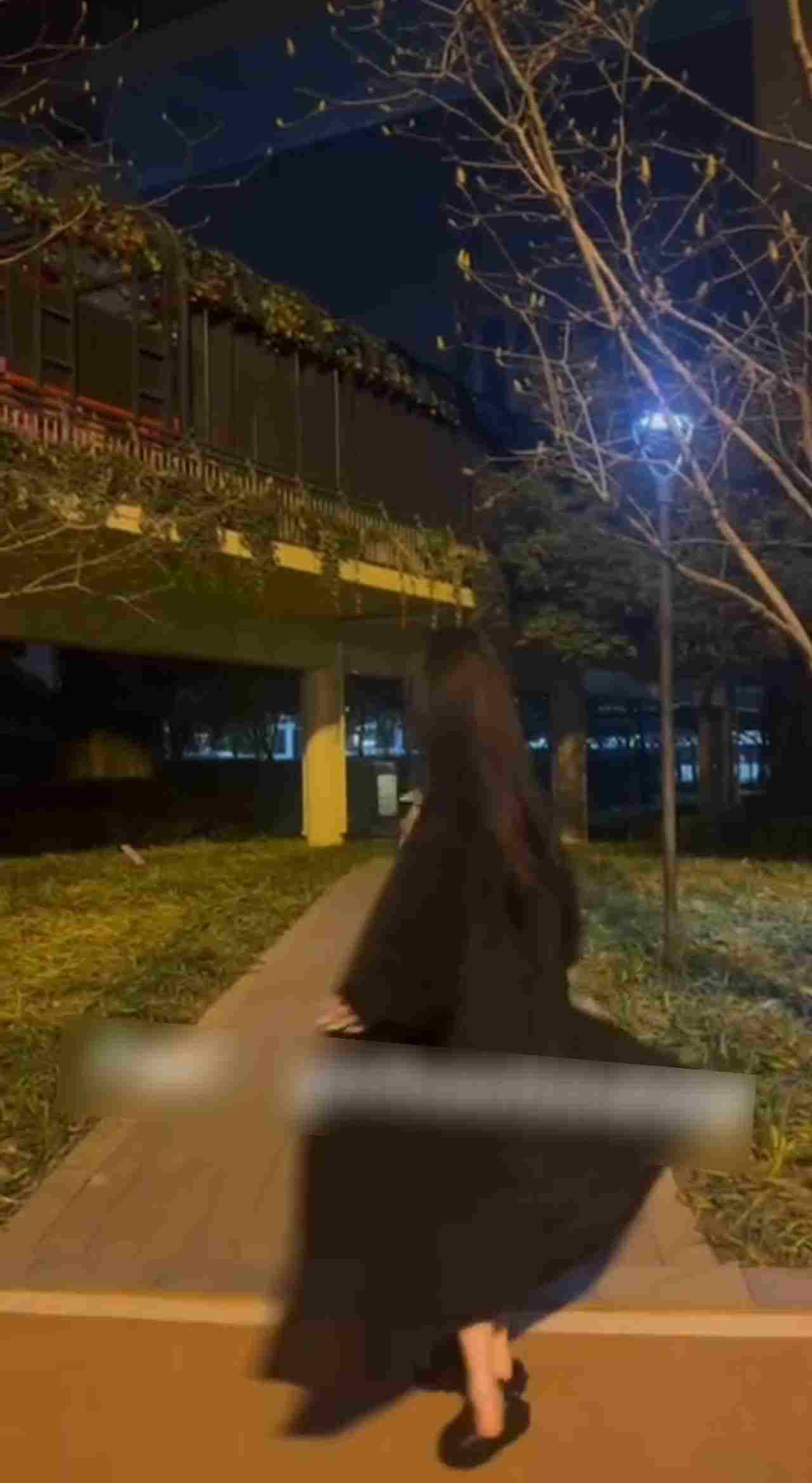  长腿jk马路上漏出拍摄 的剧照9