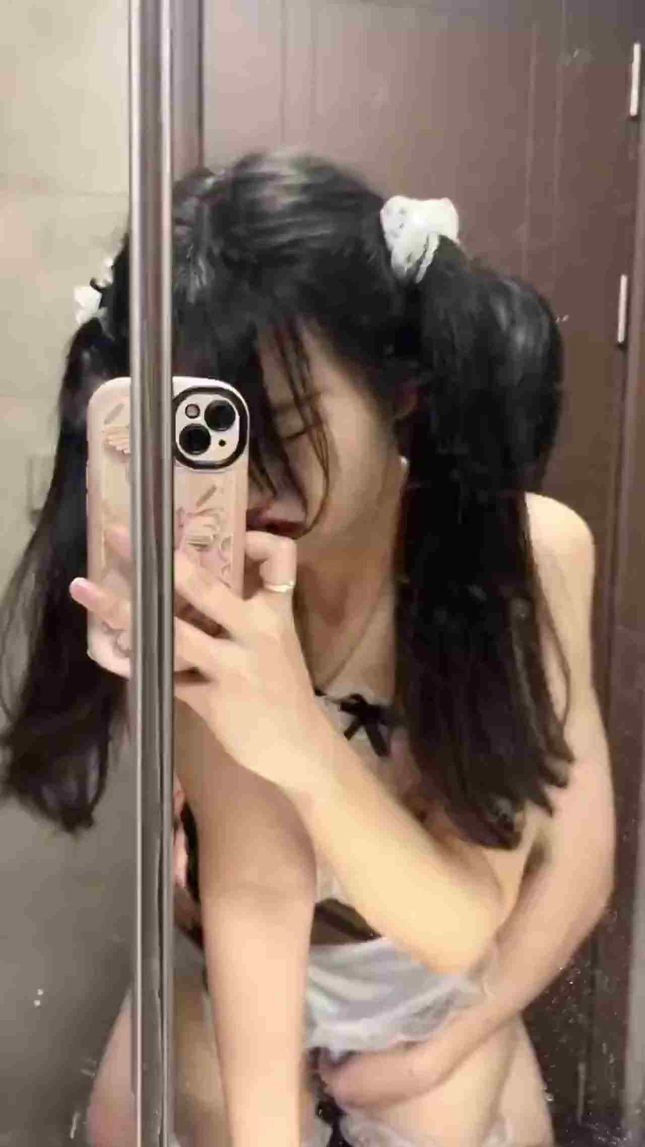  双马尾萝莉浴室被男票后入并自拍 的剧照3