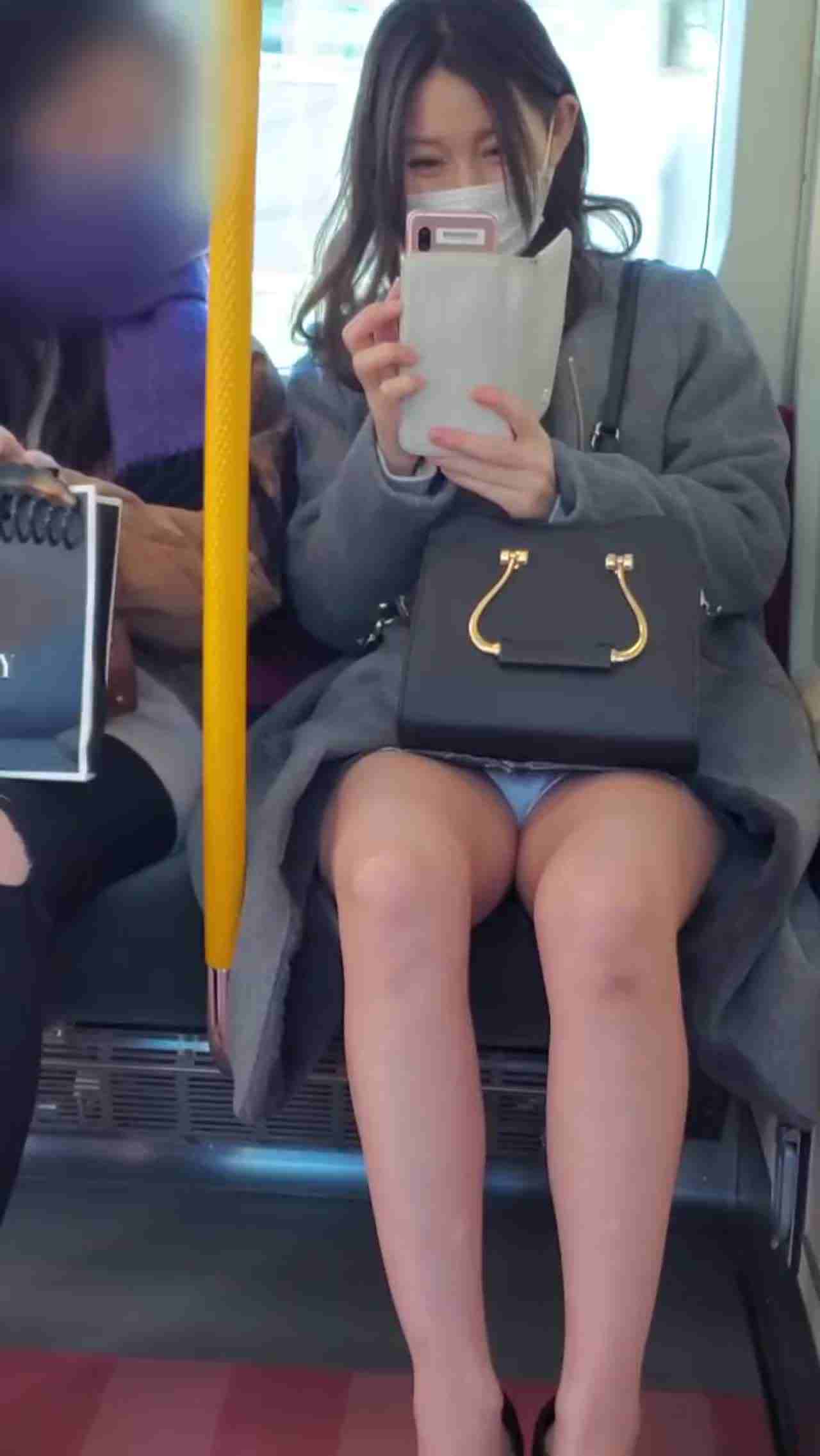  发现电车痴汉偷拍腿还张更开 的剧照2