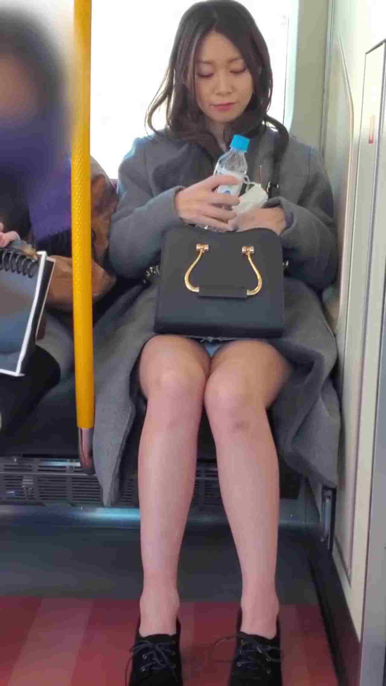  发现电车痴汉偷拍腿还张更开 的剧照9