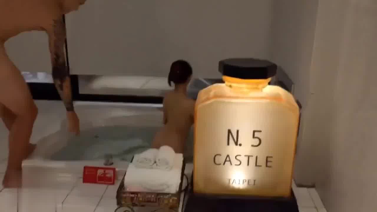  纹身镶珠猛男温泉酒店各种姿势爆肏学生制服妹 的剧照2