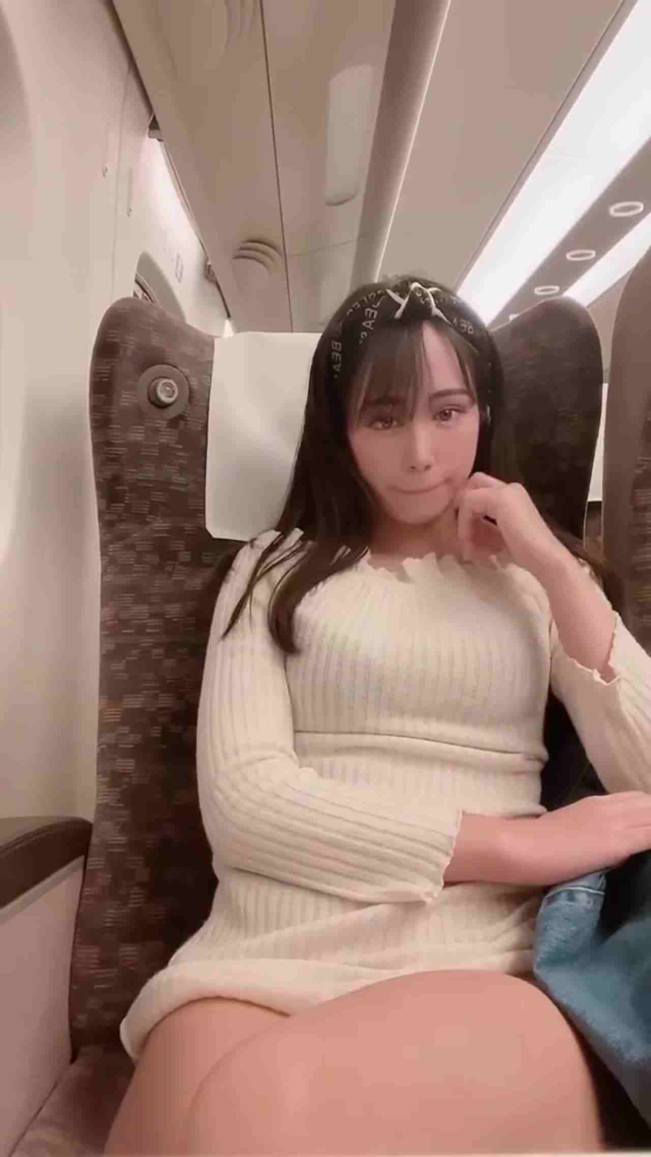  大眼骚妹高铁自摸露出事件 的剧照7