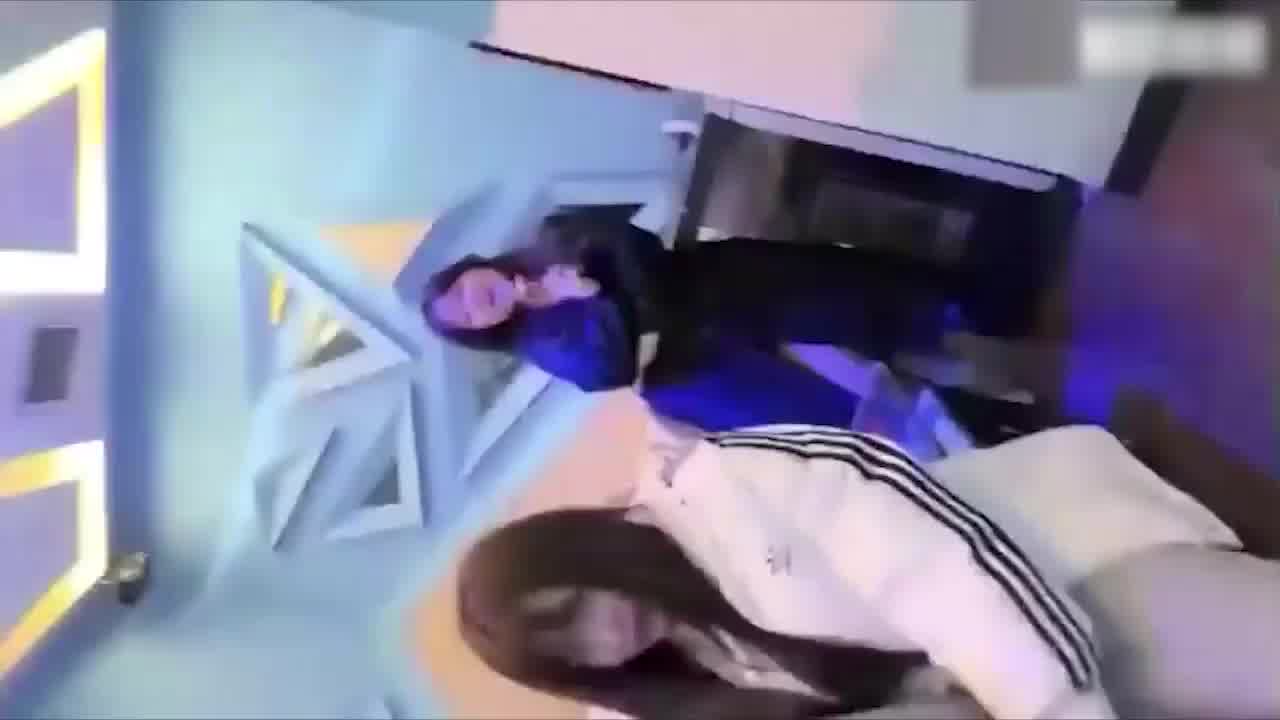  小姐姐：今天我上位操你，两姐妹在旁饥渴观摩 的剧照10