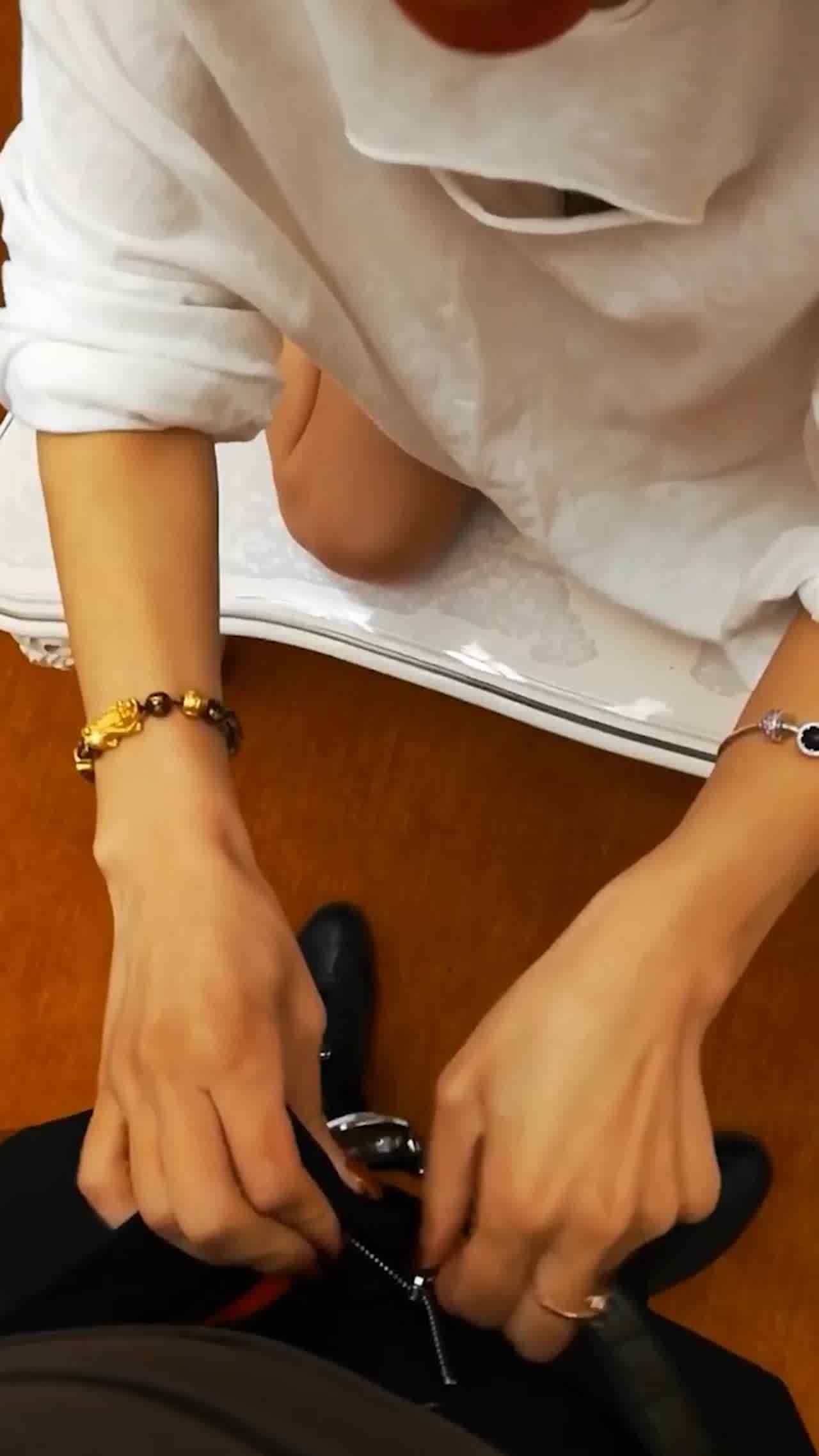  少妇以电视坏了为由骗维修人员来家里修电视 故意穿的很少 这谁能把持住一下就把少妇给上了 的剧照7