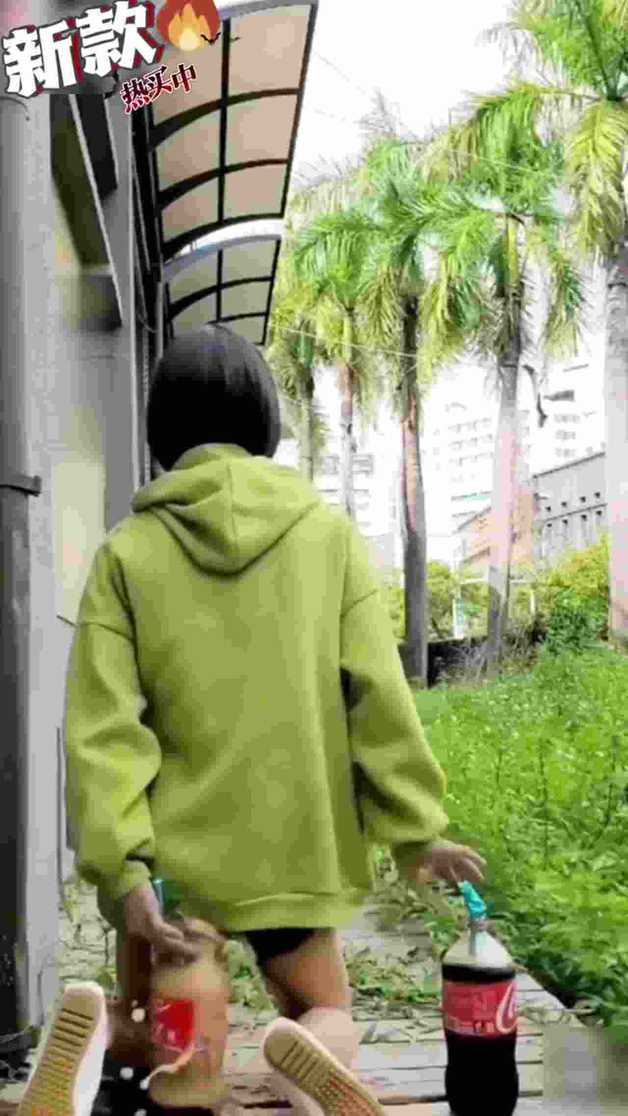  【疯狂系列】可乐喷射菊花 变态街头失禁 的剧照3