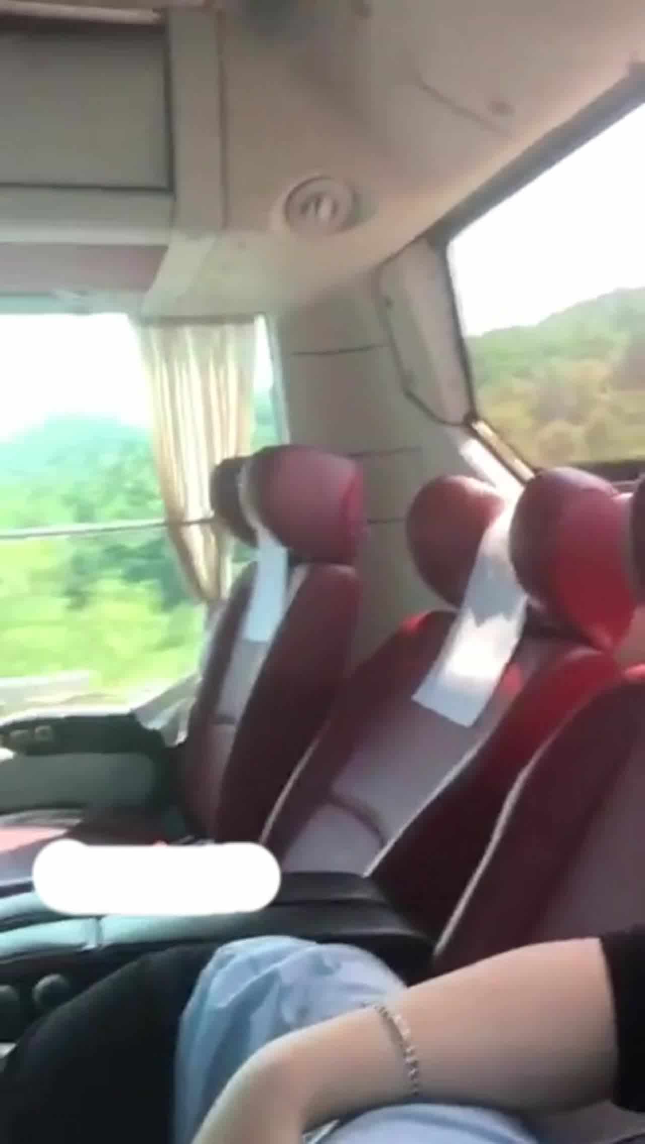  骚货在家里，办公室，车上肆意吃鸡巴 的剧照1