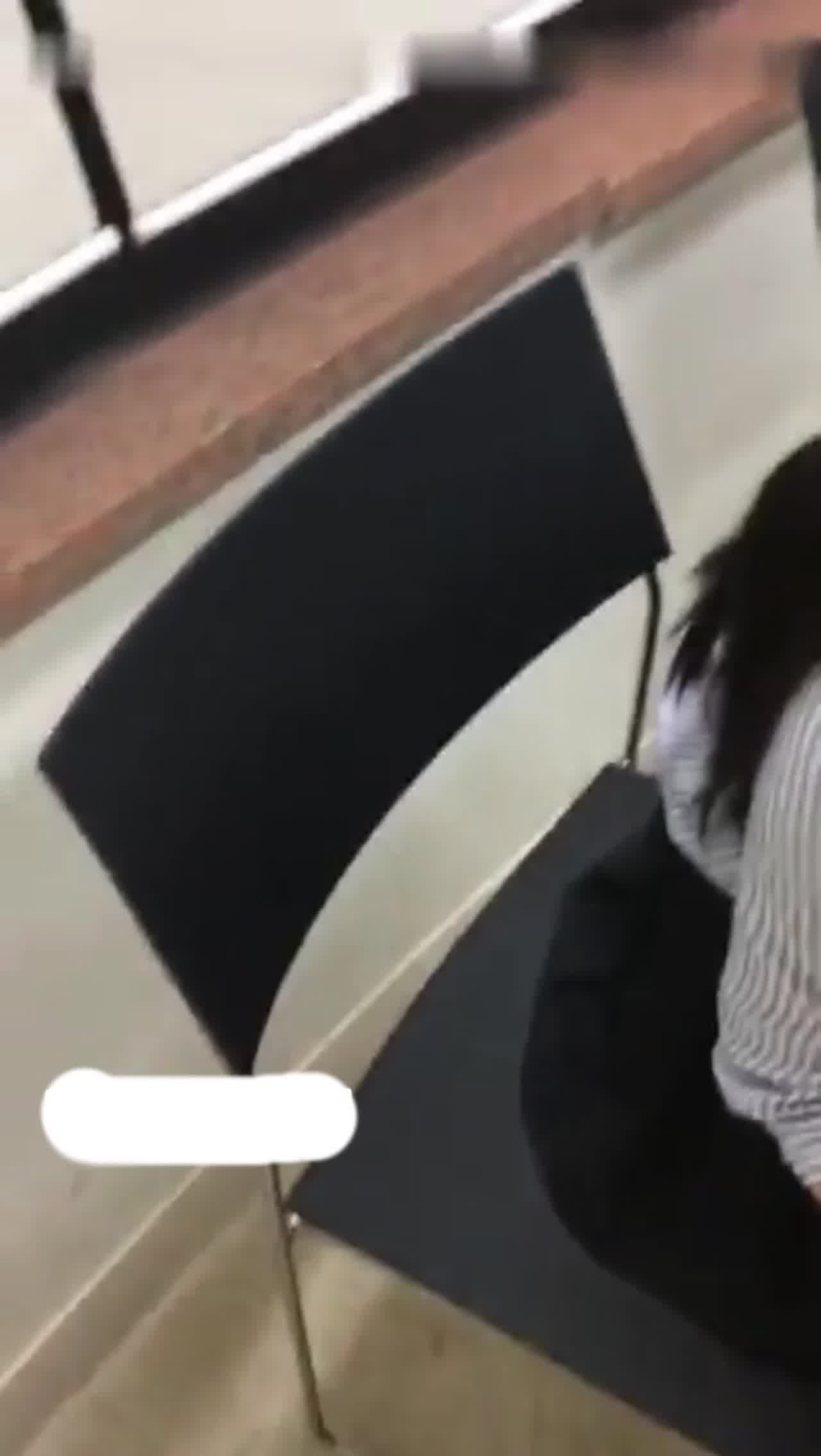  骚货在家里，办公室，车上肆意吃鸡巴 的剧照8