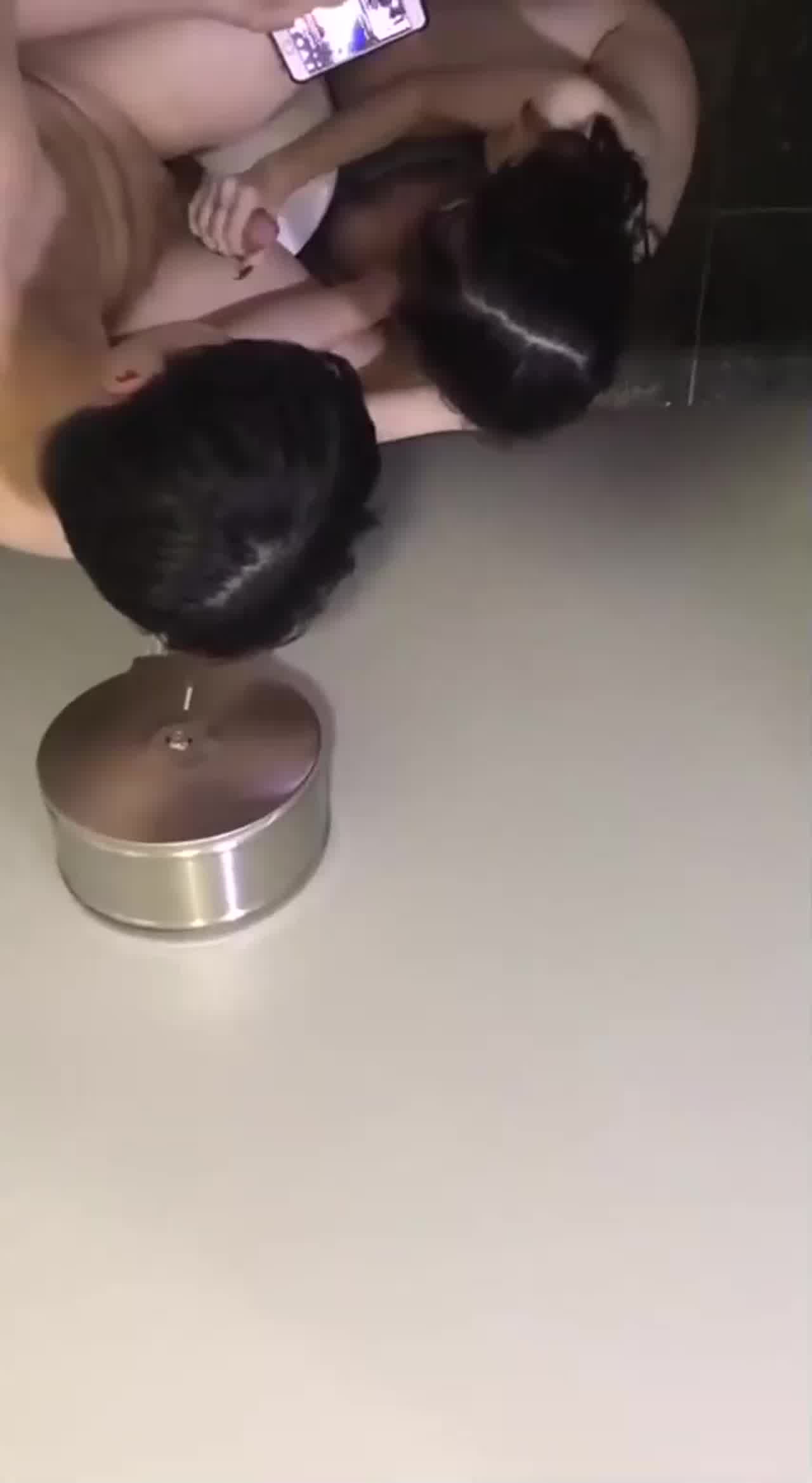  偷拍学生情侣厕所打炮，被发现了 的剧照1