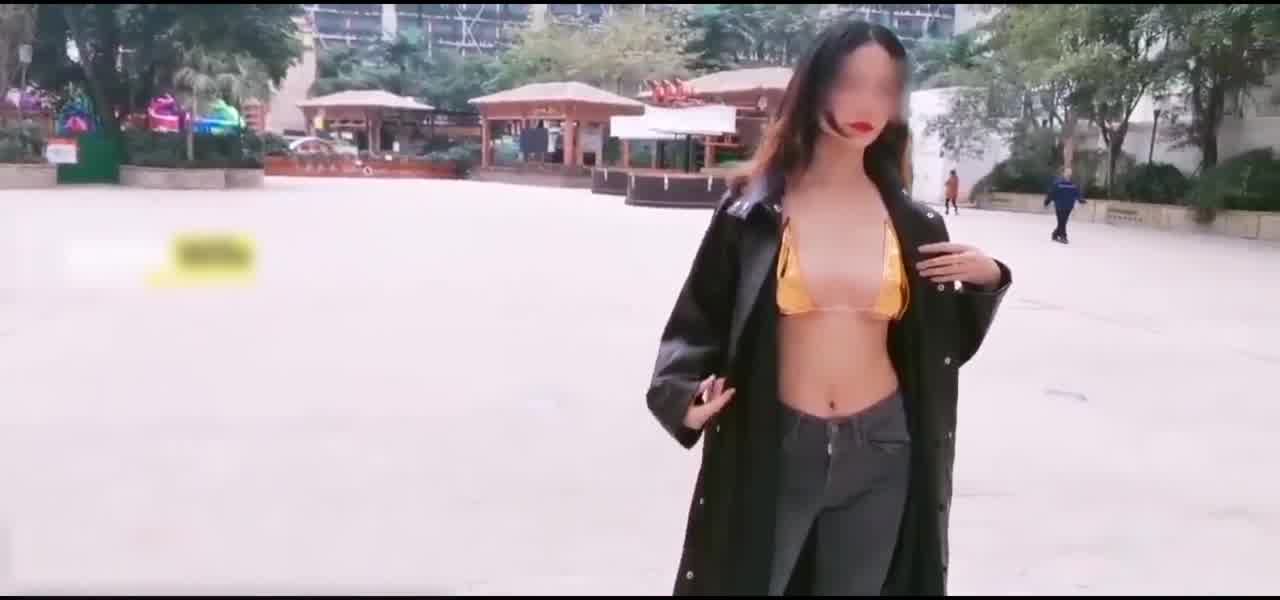  大学生在百货公司露奶子出来 的剧照7