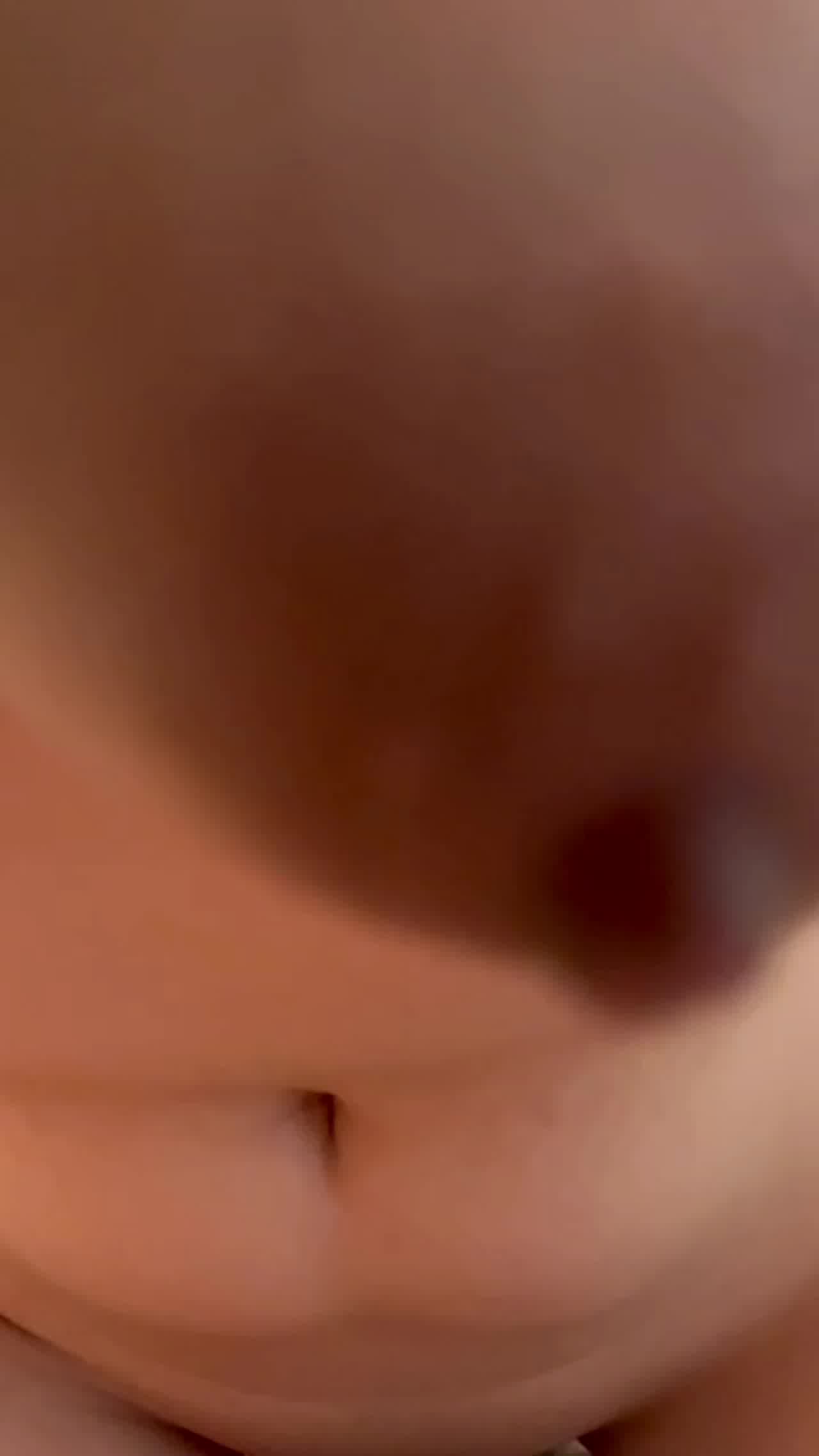  《台湾情侣泄密》❤️身材很赞的美女和男友之间的炮影遭曝光 的剧照2