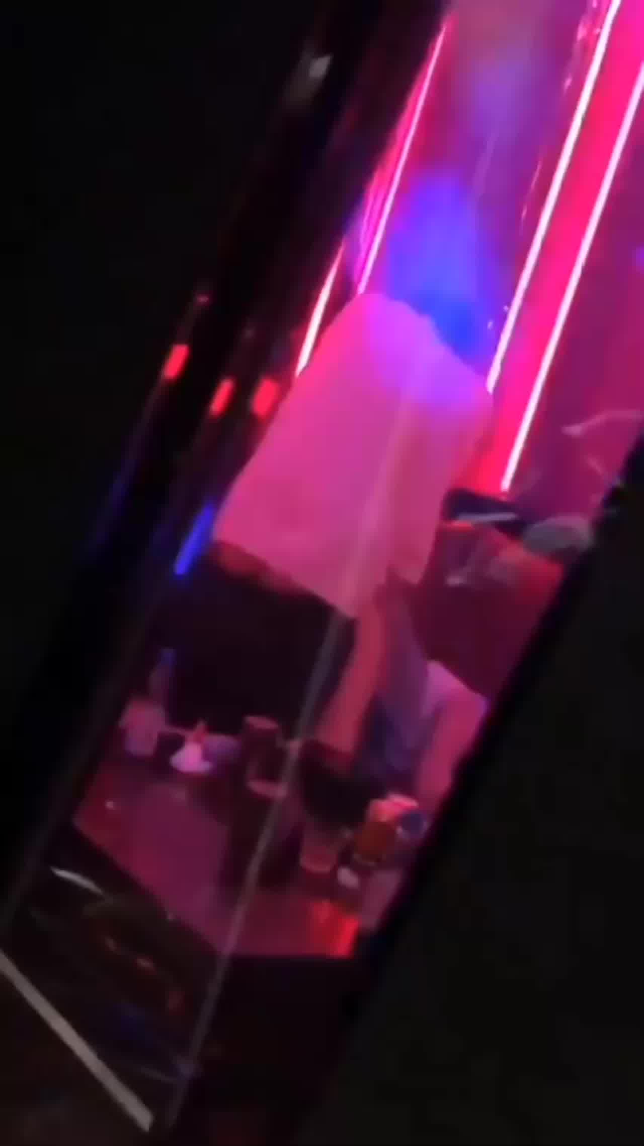  KTV包间偷拍大学情侣激情做爱 的剧照5