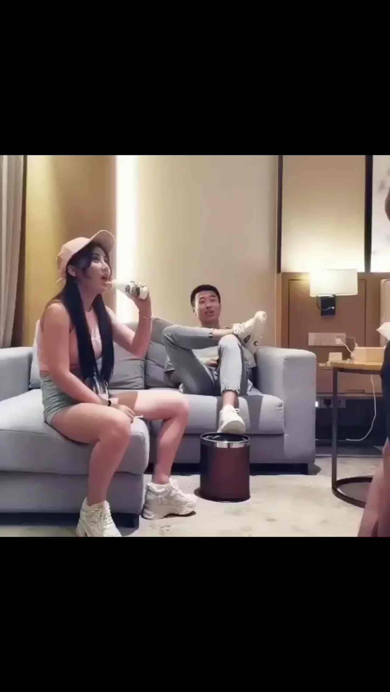  小姐姐，被两个小哥玩的不亦乐乎1 的剧照4