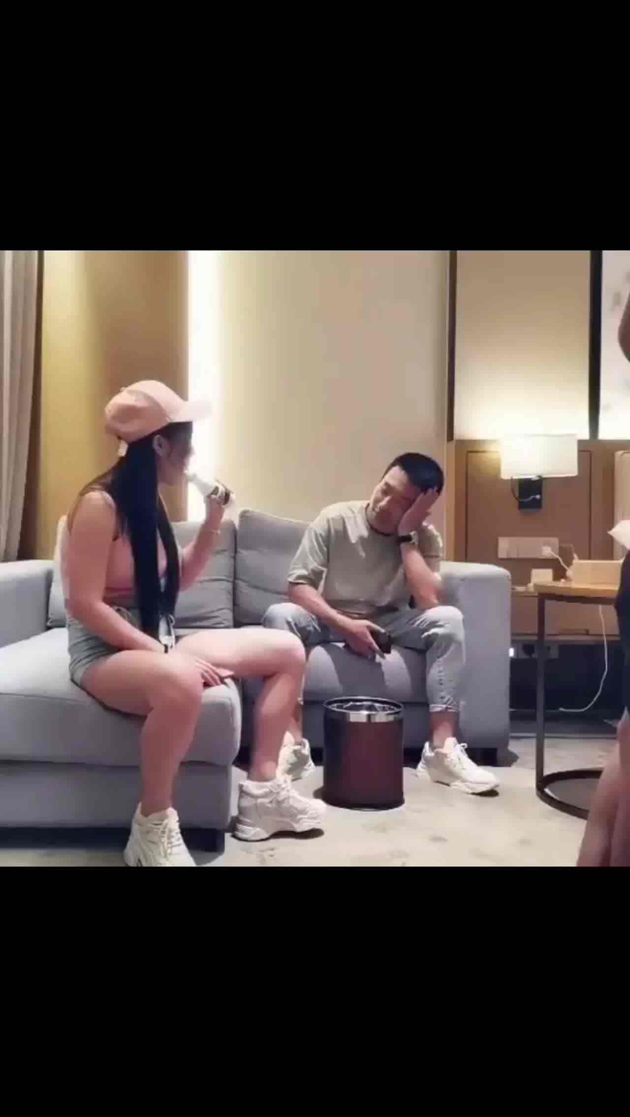  小姐姐，被两个小哥玩的不亦乐乎1 的剧照6