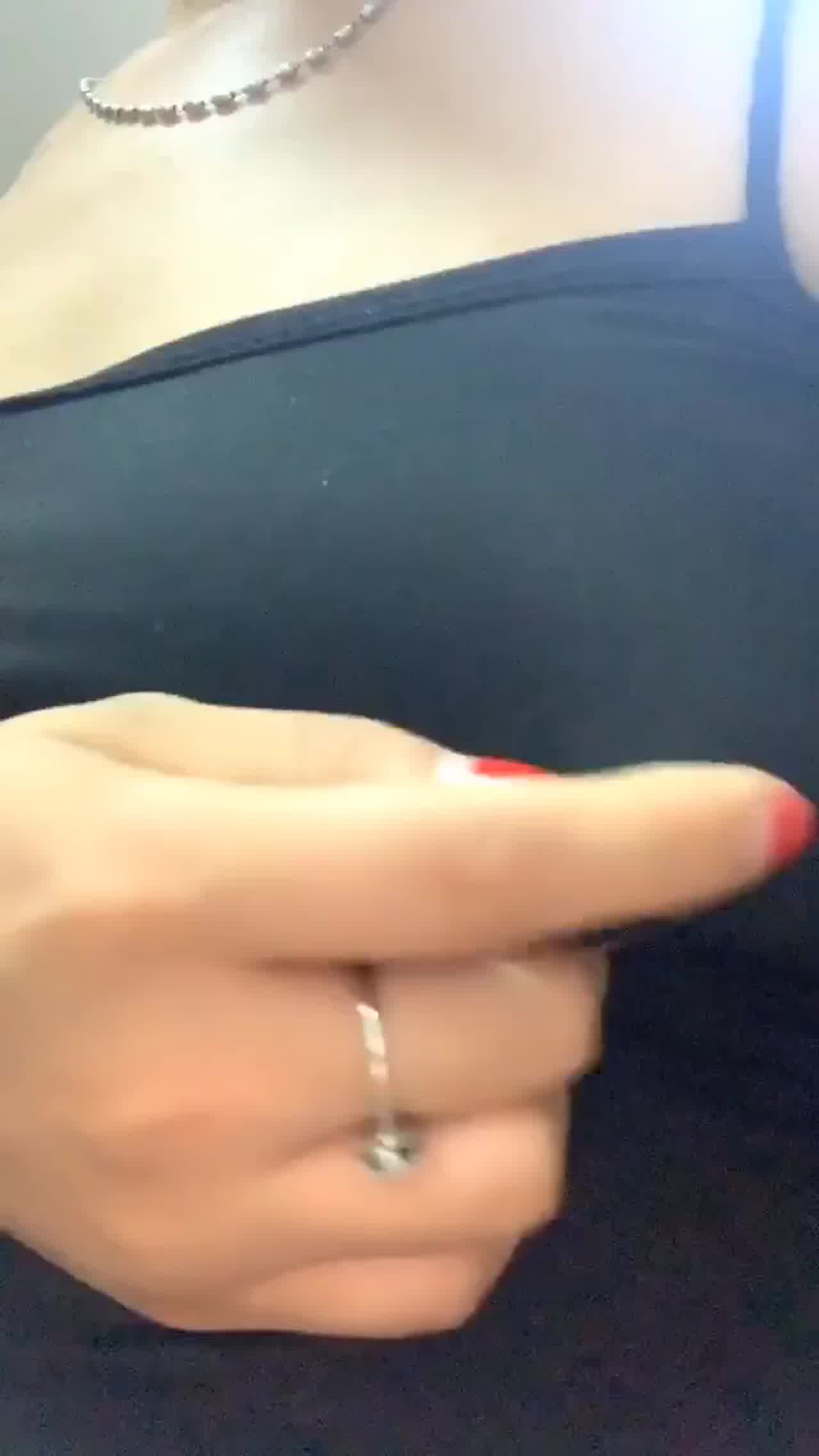  换个衣服也不忘了把咪咪摸硬 的剧照7