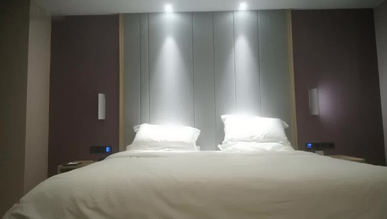  足浴会所勾搭良家少妇女技师，性欲大奶离异少妇让无套内射 的剧照9