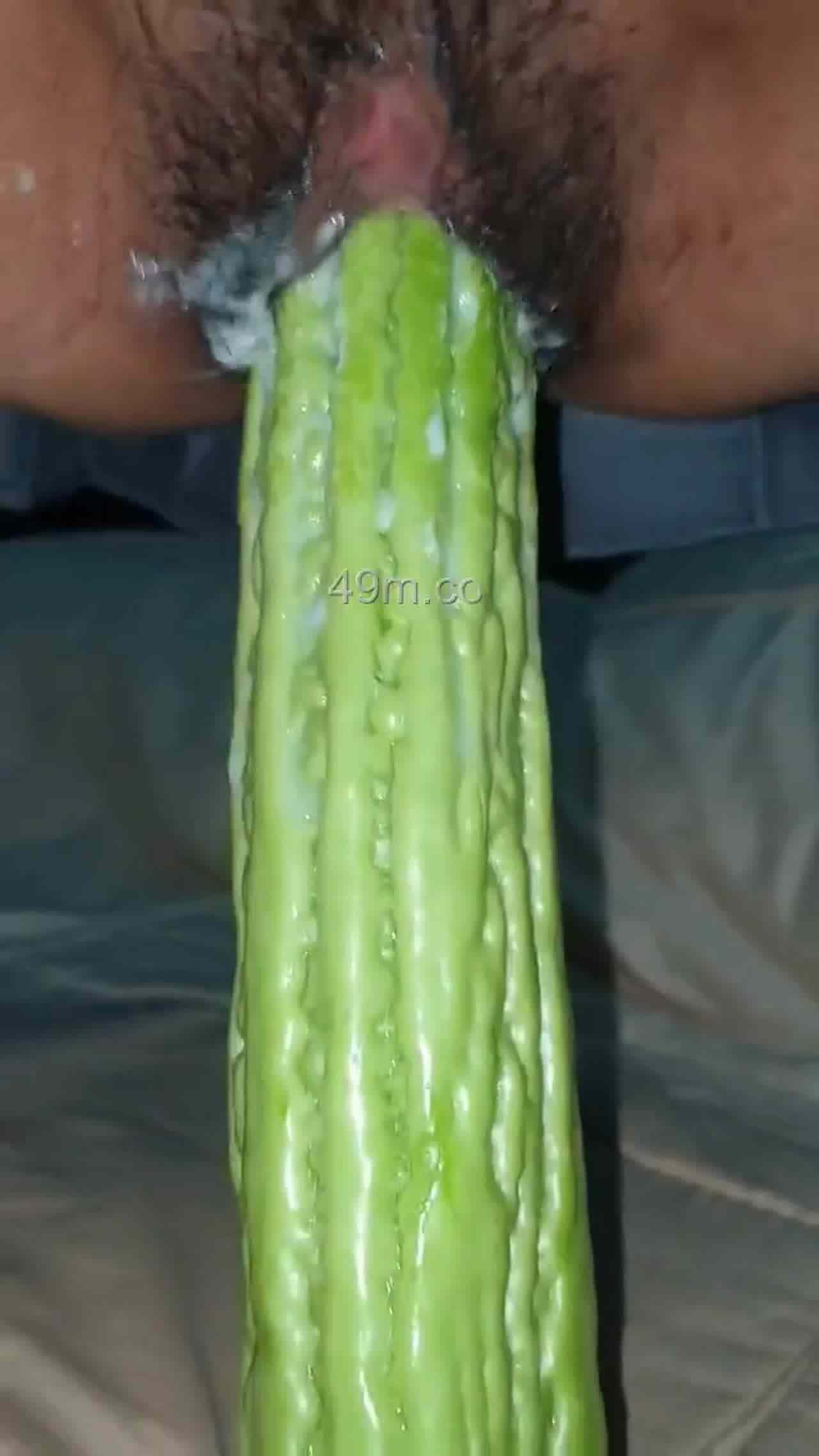  小骚妇老公不在家买来大苦瓜插入骑乘模仿做爱 的剧照10