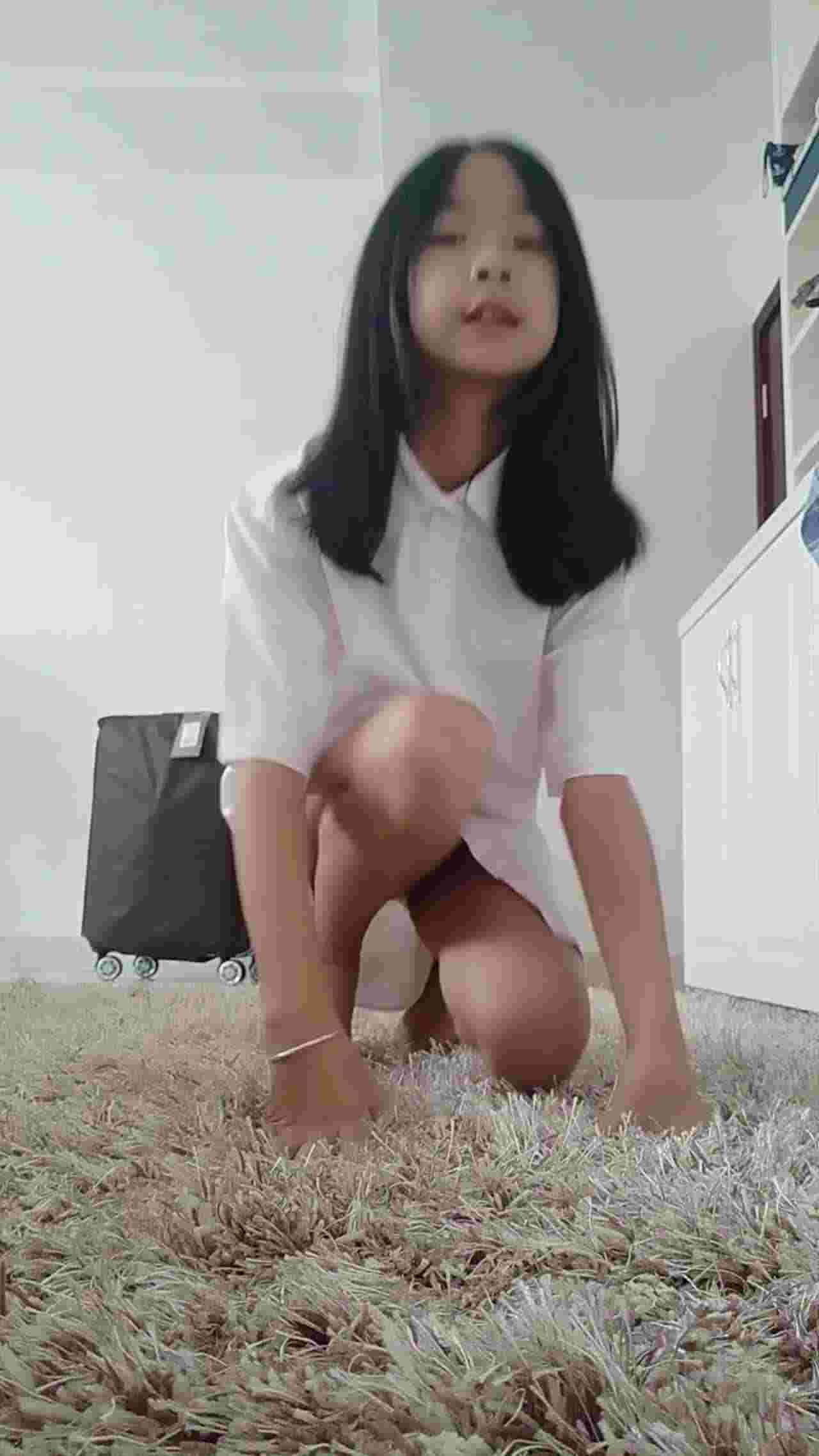  【小天使系列】一边自慰一边回答网友问题，整根笔都被插湿了。第一次做爱，为什么自慰，交男友不要大鸡巴 的剧照8