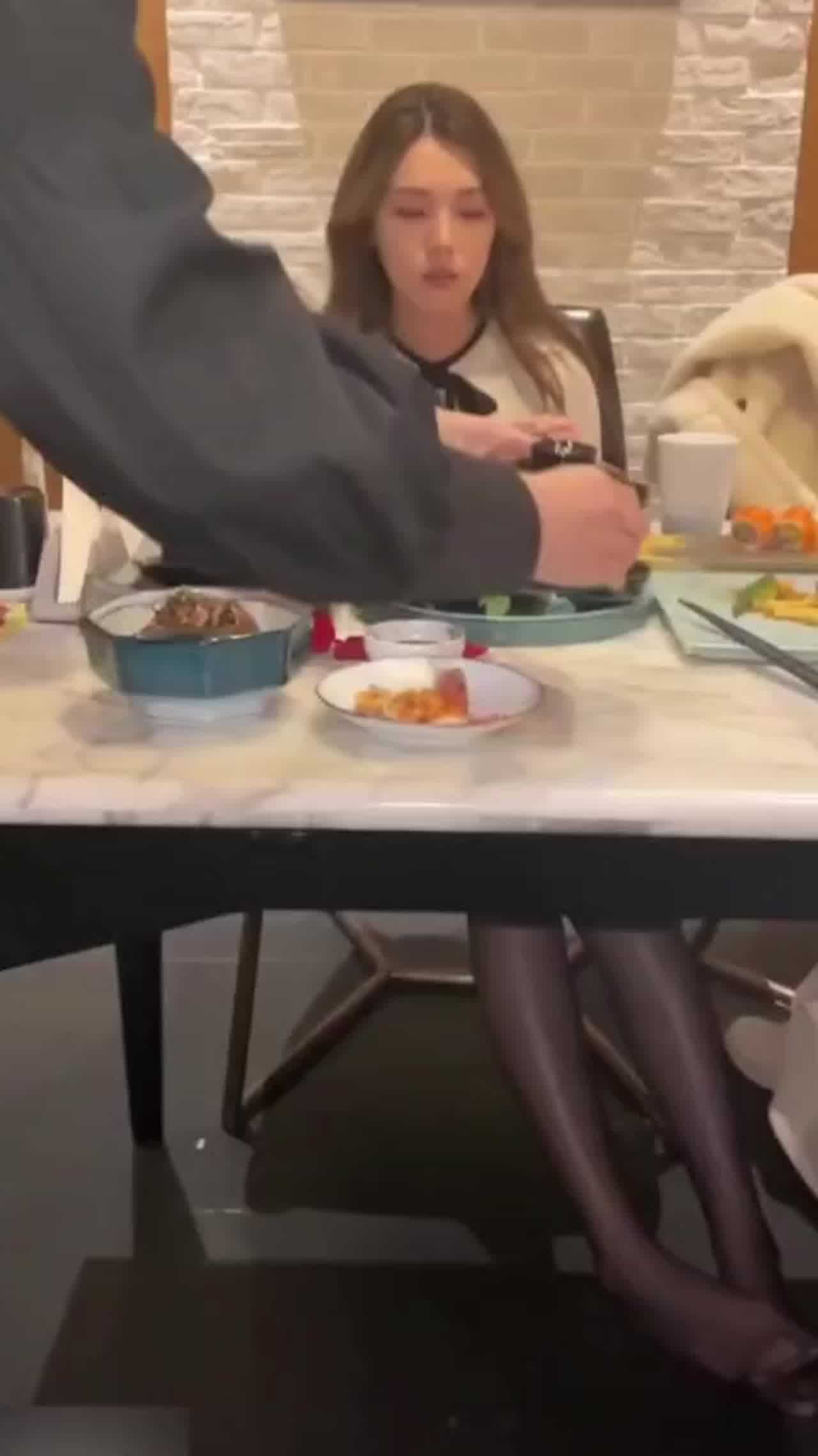  极品高颜值反差婊，露脸穿着黑丝在餐厅露出包厢内口交吃精后入 的剧照8