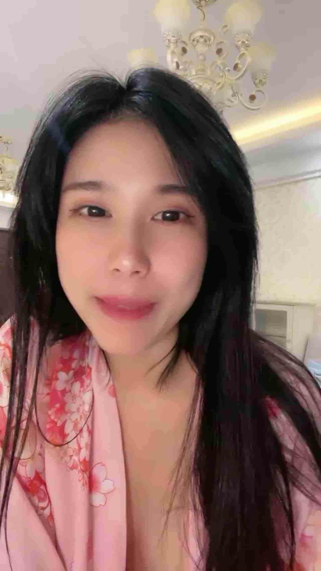  极品浪母狗爱玩具爱手淫更爱被操 的剧照1