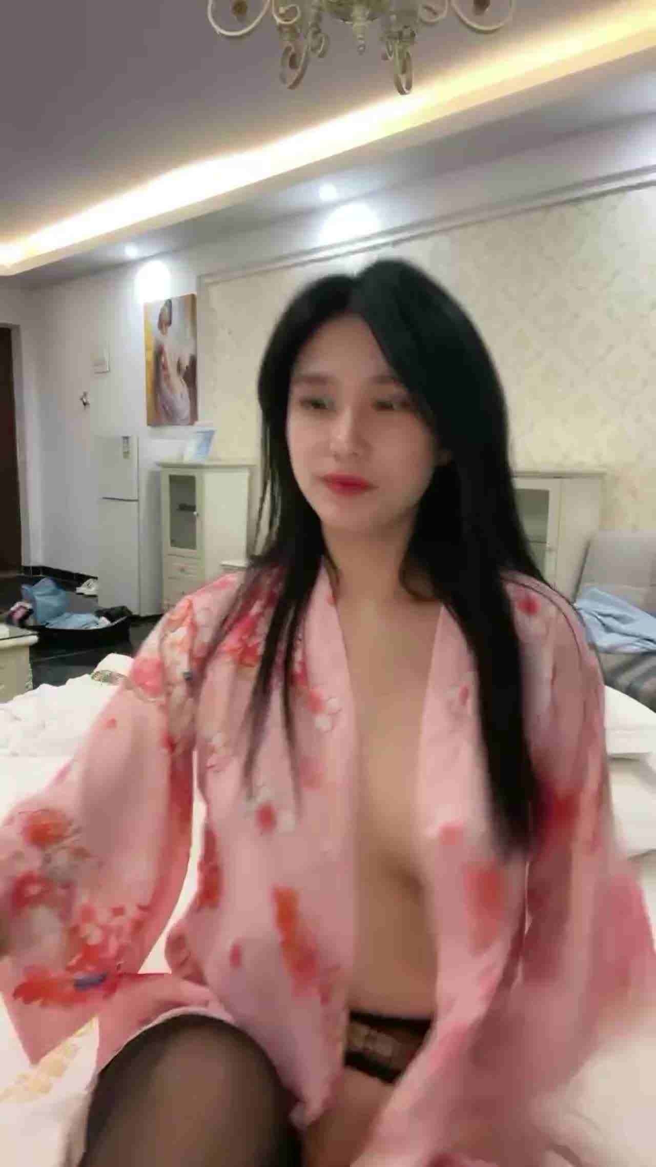  极品浪母狗爱玩具爱手淫更爱被操 的剧照4