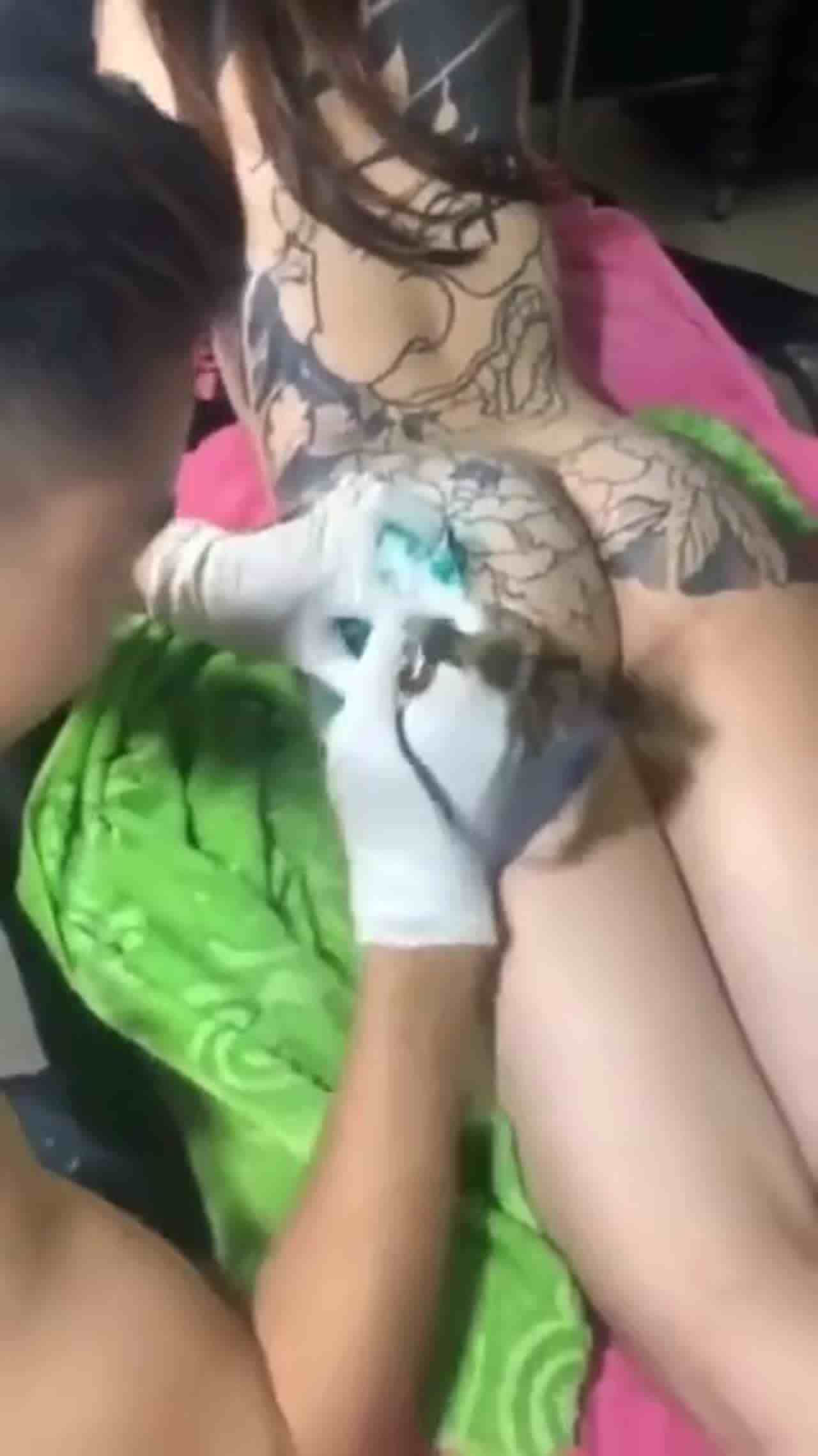  美女要纹身全身 的剧照4