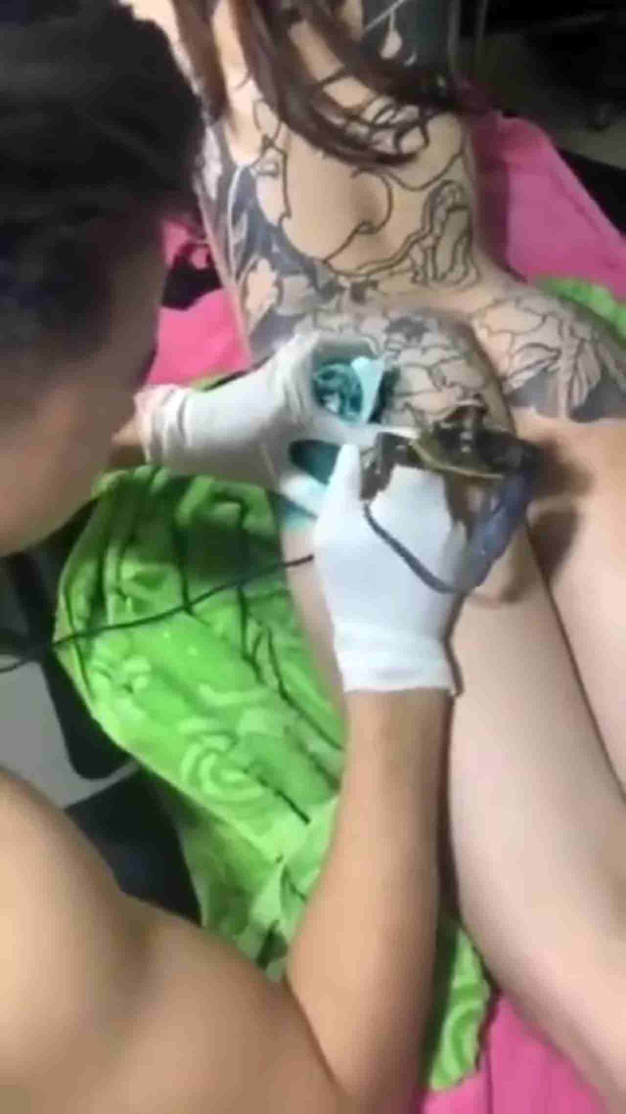  美女要纹身全身 的剧照8