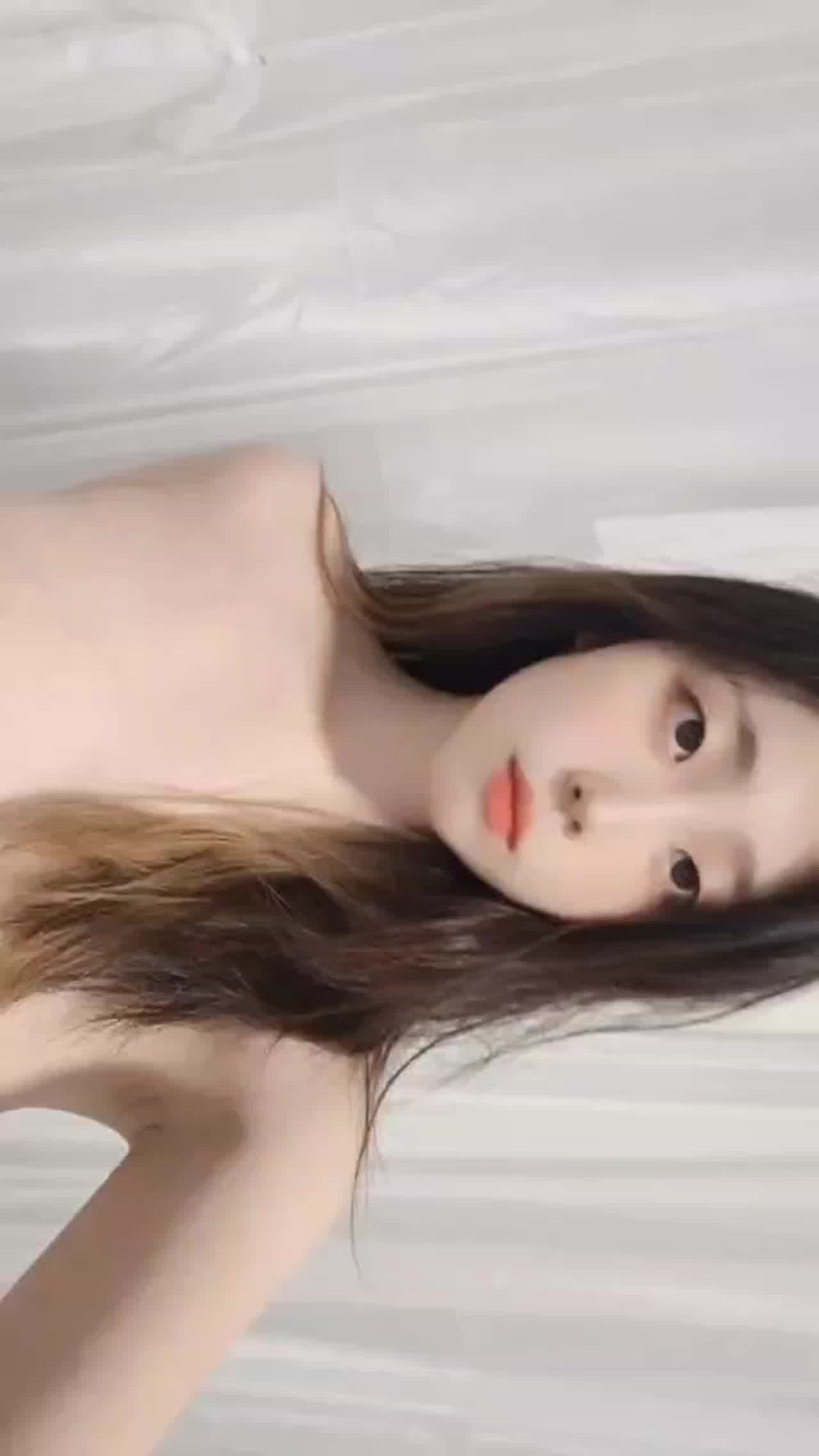  睡前自拍 的剧照7