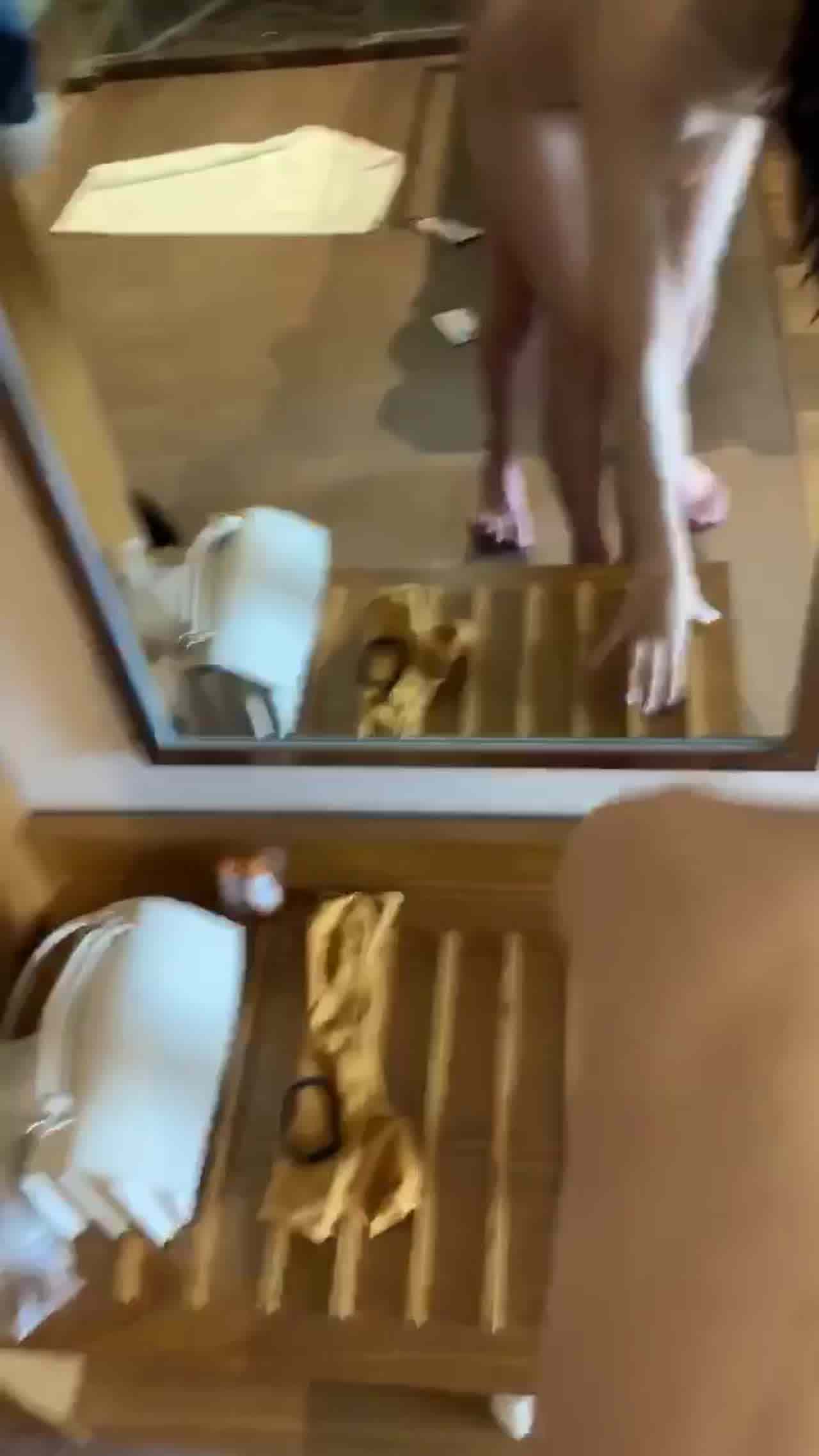  人妻纤细肥臀丰乳 镜子前站立后入爆插 的剧照7