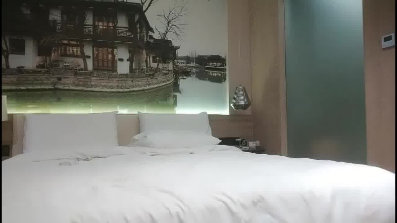  “爽~幼师妹妹”，00后肤白貌美俏佳人，特写鲍鱼，淫水汪汪极其诱人，打桩机狂干不停 的剧照2