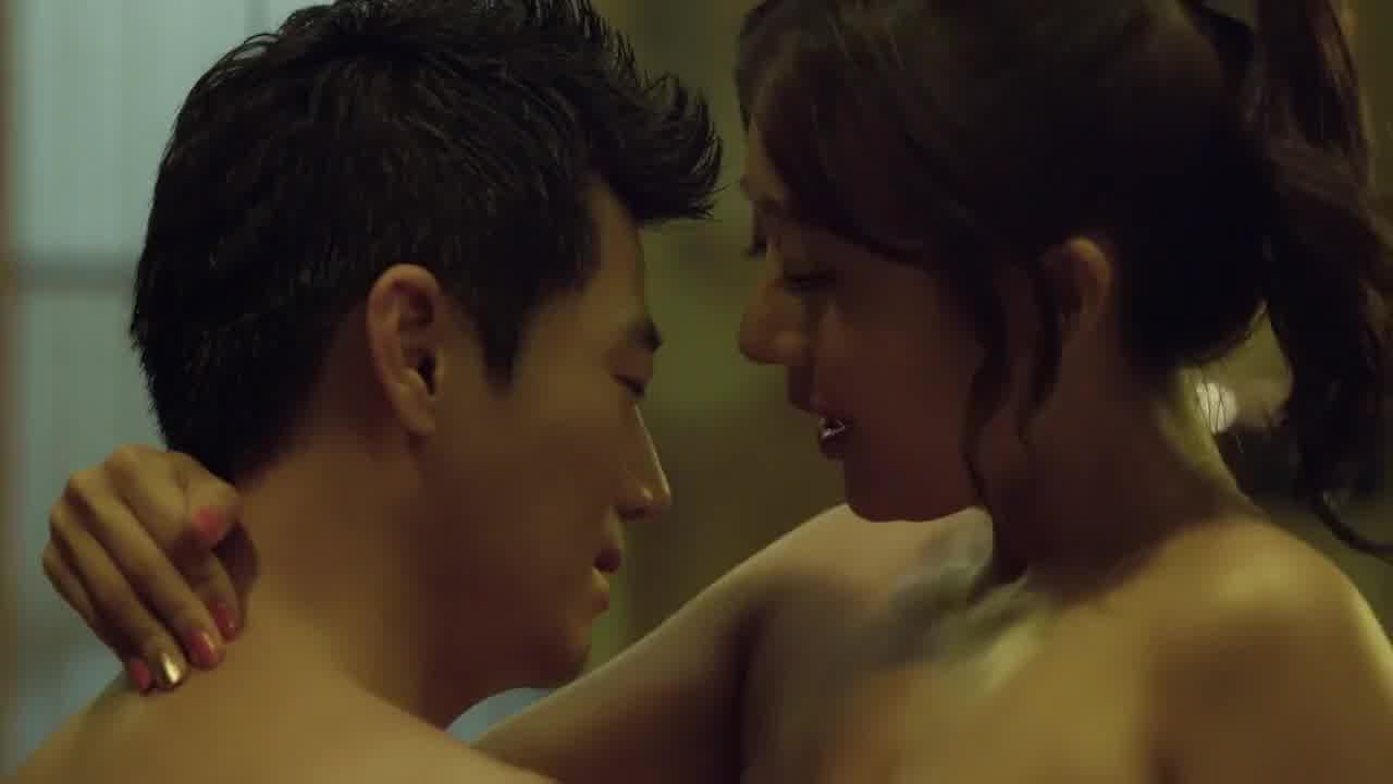  极品妹纸健身房勾引教练被狠操 的剧照10