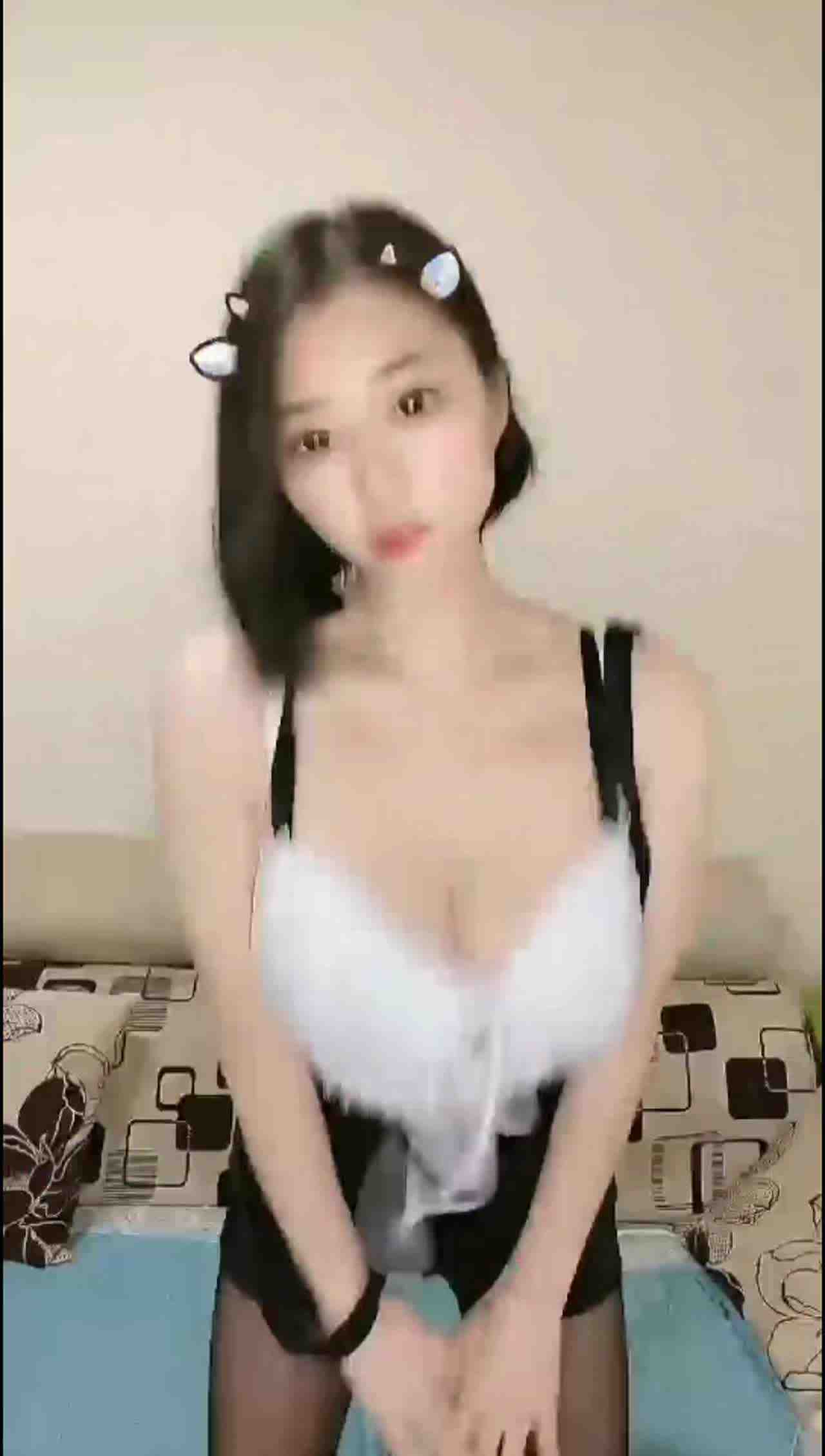  超美短发正妹晃起来够胸很 的剧照1