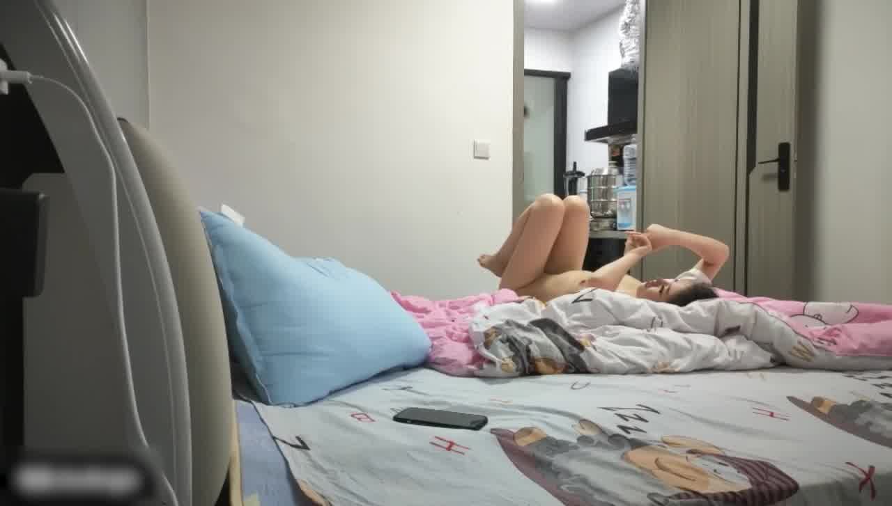  这估计得是锤哥的回忆了啊，想着当初跟乌鸦姐在爱巢两人共赴爱河，你侬我侬的时光，一去不回了。 的剧照1