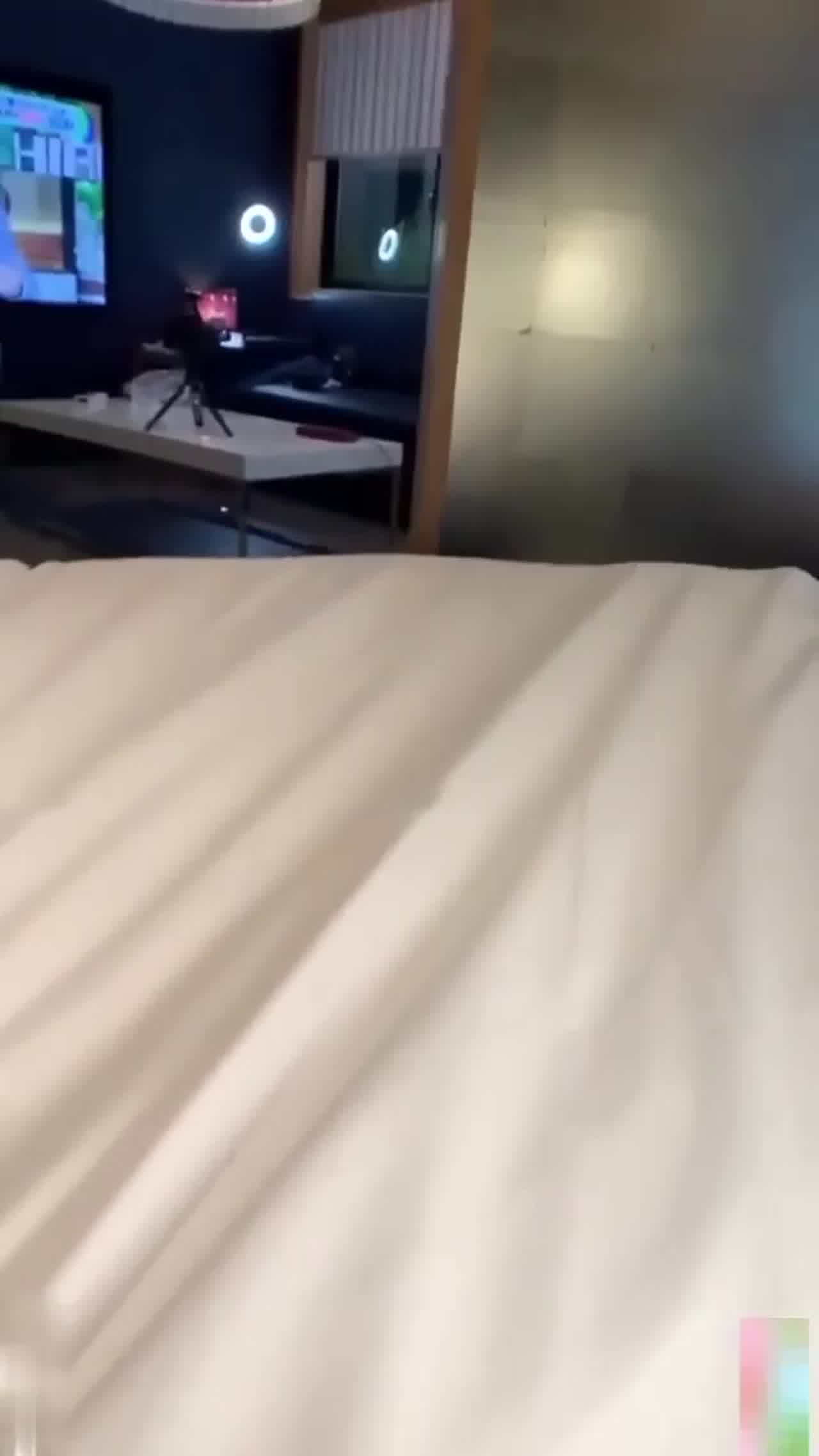  包养妙龄眼镜小母狗，清纯外表，私下被大哥内射淫荡呻吟 的剧照1