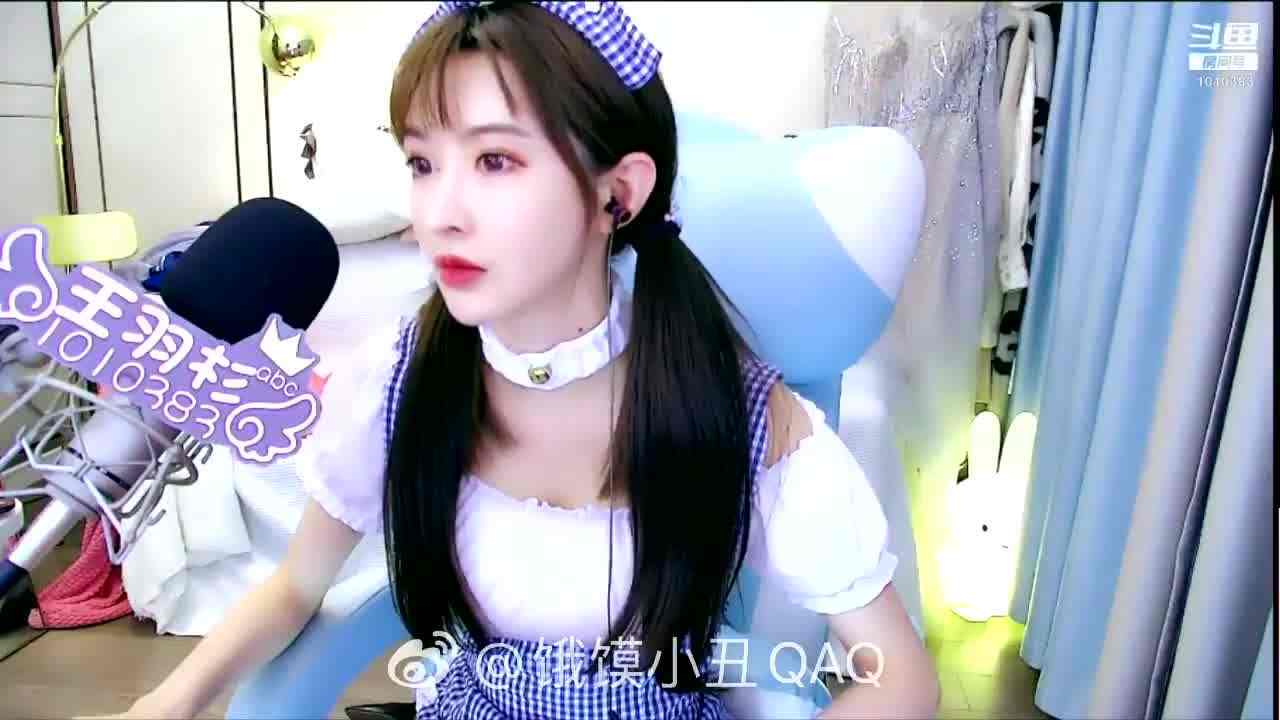  王羽杉邮件翻车 直播不小心点开自己的性爱照片 表情超震惊 的剧照7