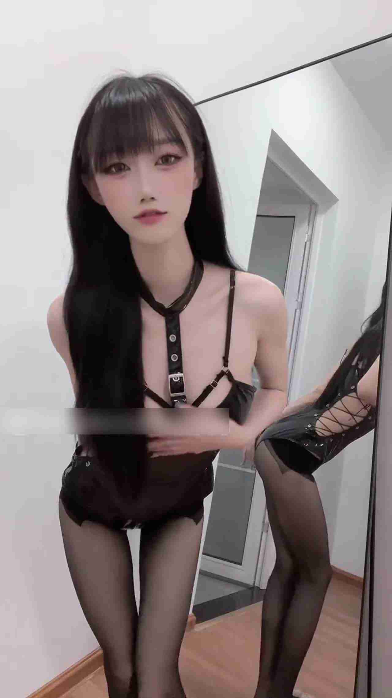  对镜秀身材 的剧照6