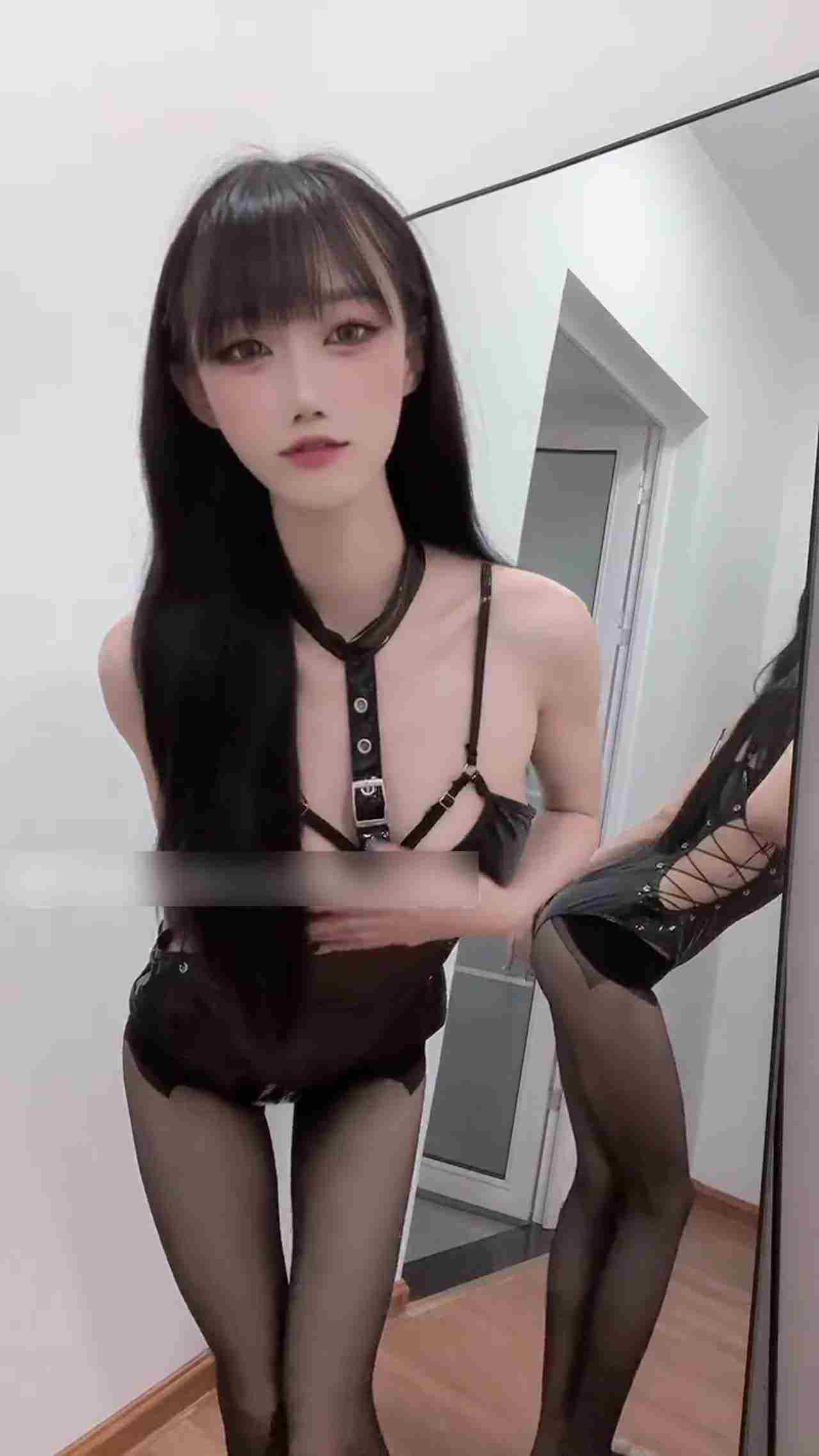  对镜秀身材 的剧照9