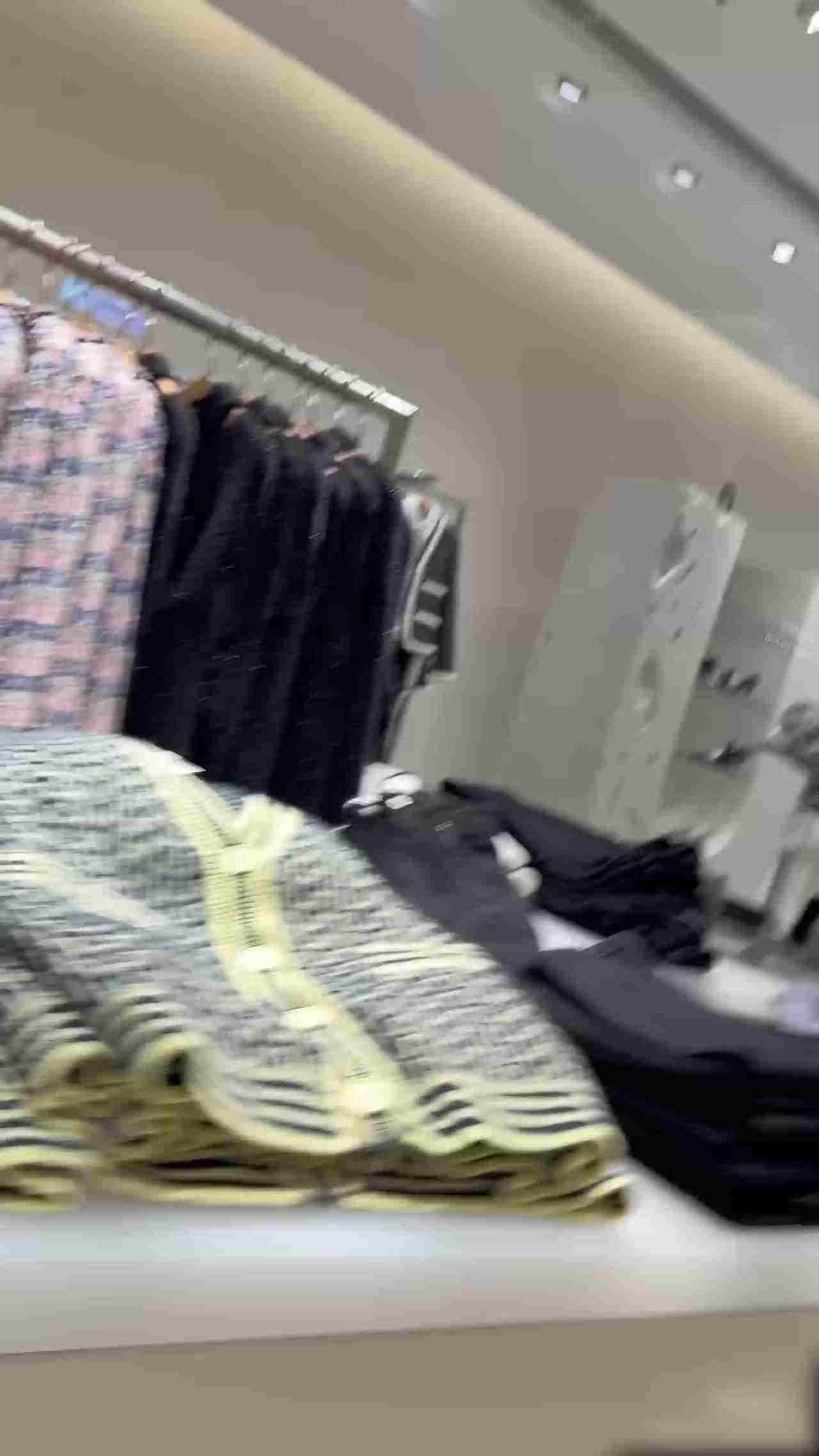  两个小姐姐逛街！吊带袜和大胸眼睛妹！ 的剧照6