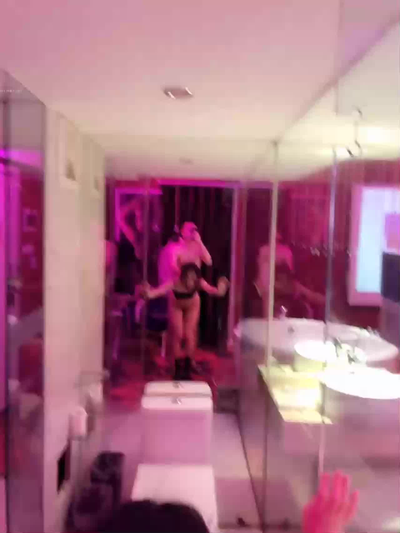  氛围感十足的酒店 厕所门前站立后入狂操小骚逼 的剧照2